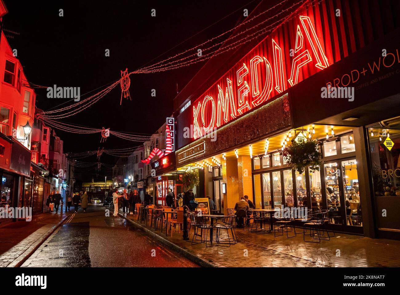 night-city-life-in-brighton-uk-illuminated-streets-with-bars-clubs