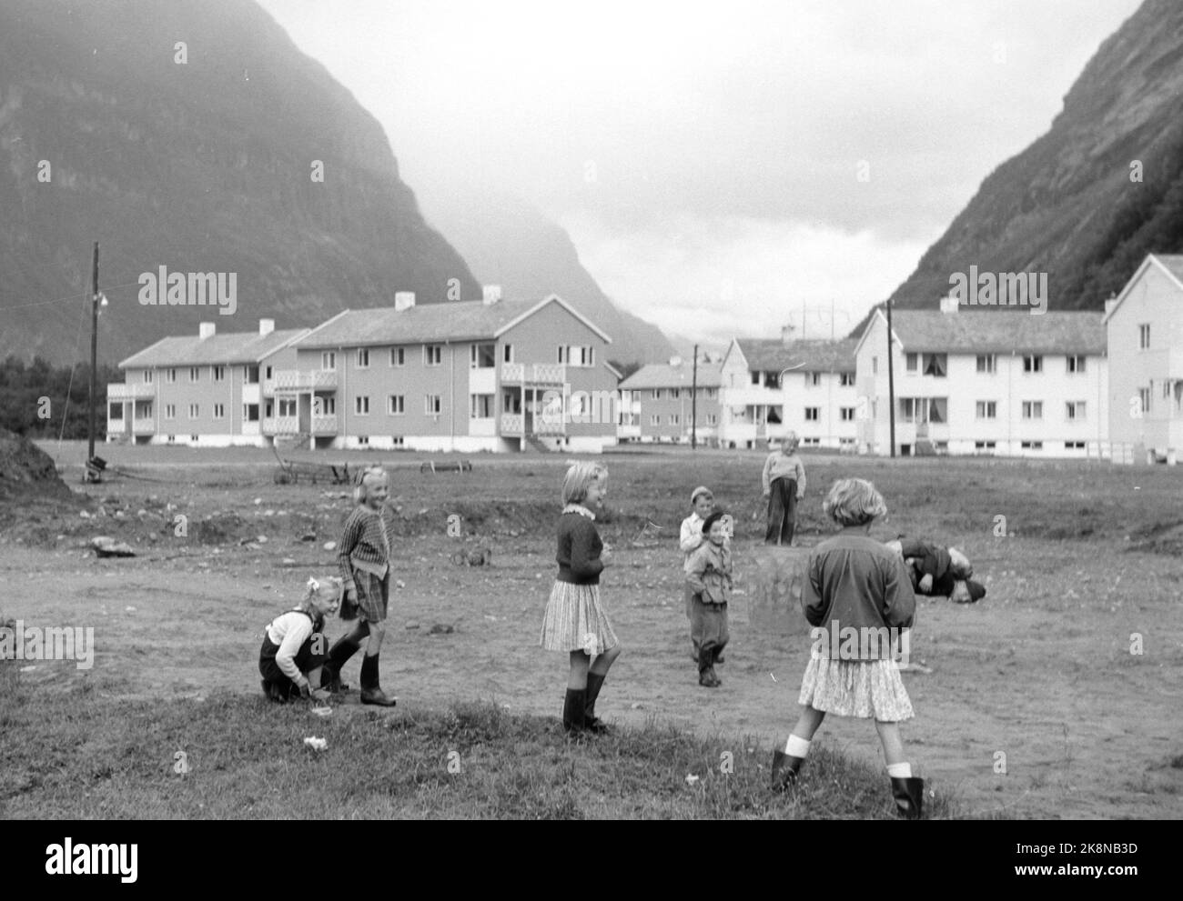 Sunndalsøra 19530912.  Aura kraftstasjon skal levere strøm til aluminiumverket på Sunndalsøra. Ett år har gått siden Aktuell laget repotasje fra Aura kraftverk. ( se Prosjekt Teknisk eventyr på Sunndalsøra 1952). Utbyggingen av industristedet Sunndalsøra - anleggsarbeid på Aura kraftverk er snart ferdig. Aluminiumverket skal stå ferdig neste år og reisingen av fabrikkbygningene nærmer seg slutten. I september settes de to første aggregatene i gang på Aura kraftstasjon som skal levere strøm først til sivilt bruk. Her på bildet fra Verksbyen på Øra. 430 nye leiligheter ble bygget av verkets folk Stock Photo