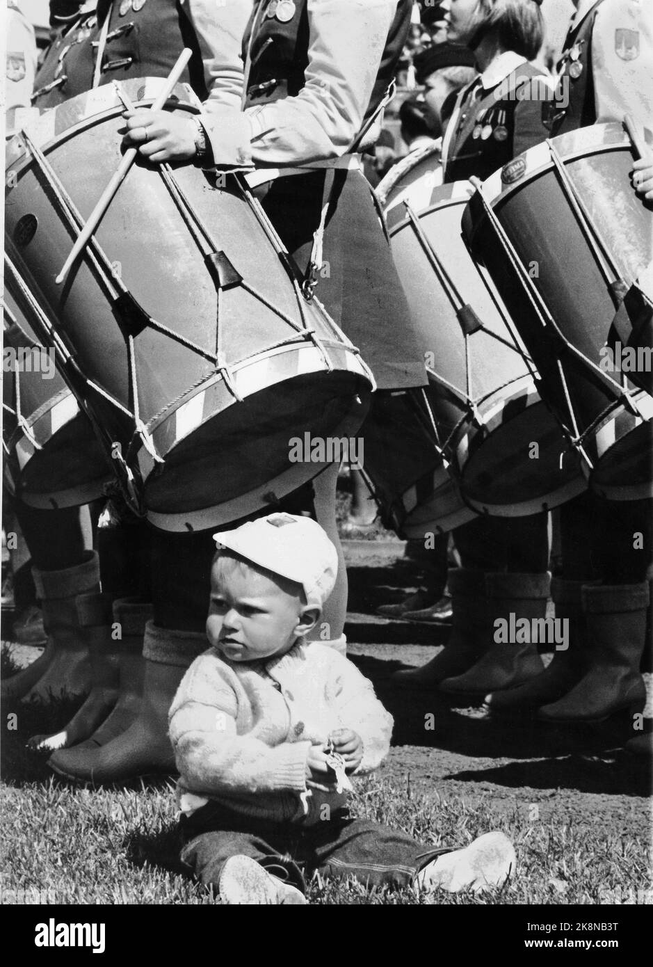 Oslo 19640630 School Music Corps National Conference in Oslo. 25,000 musicians participated in this giant event. Here a small belongs that have chosen a somewhat noisy place to look at it all from. He sits just under a row of parades. The danger of hearing damage is imminent ... Photo: NTB / NTB Stock Photo