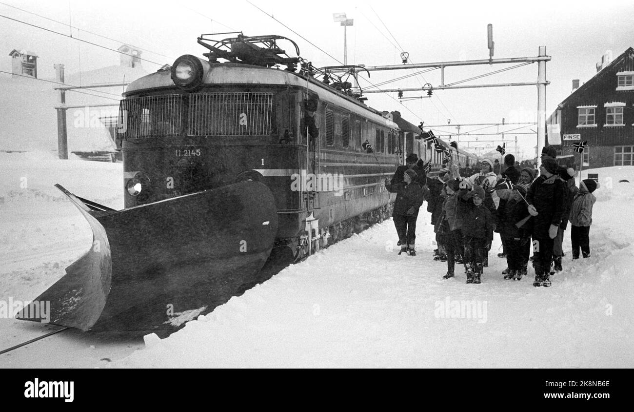 Finse 19641207 Bergensbanen electrified. The first electric train arrived on Finse in snow, but was equally met by happy children with flags. Photo: NTB / NTB Stock Photo