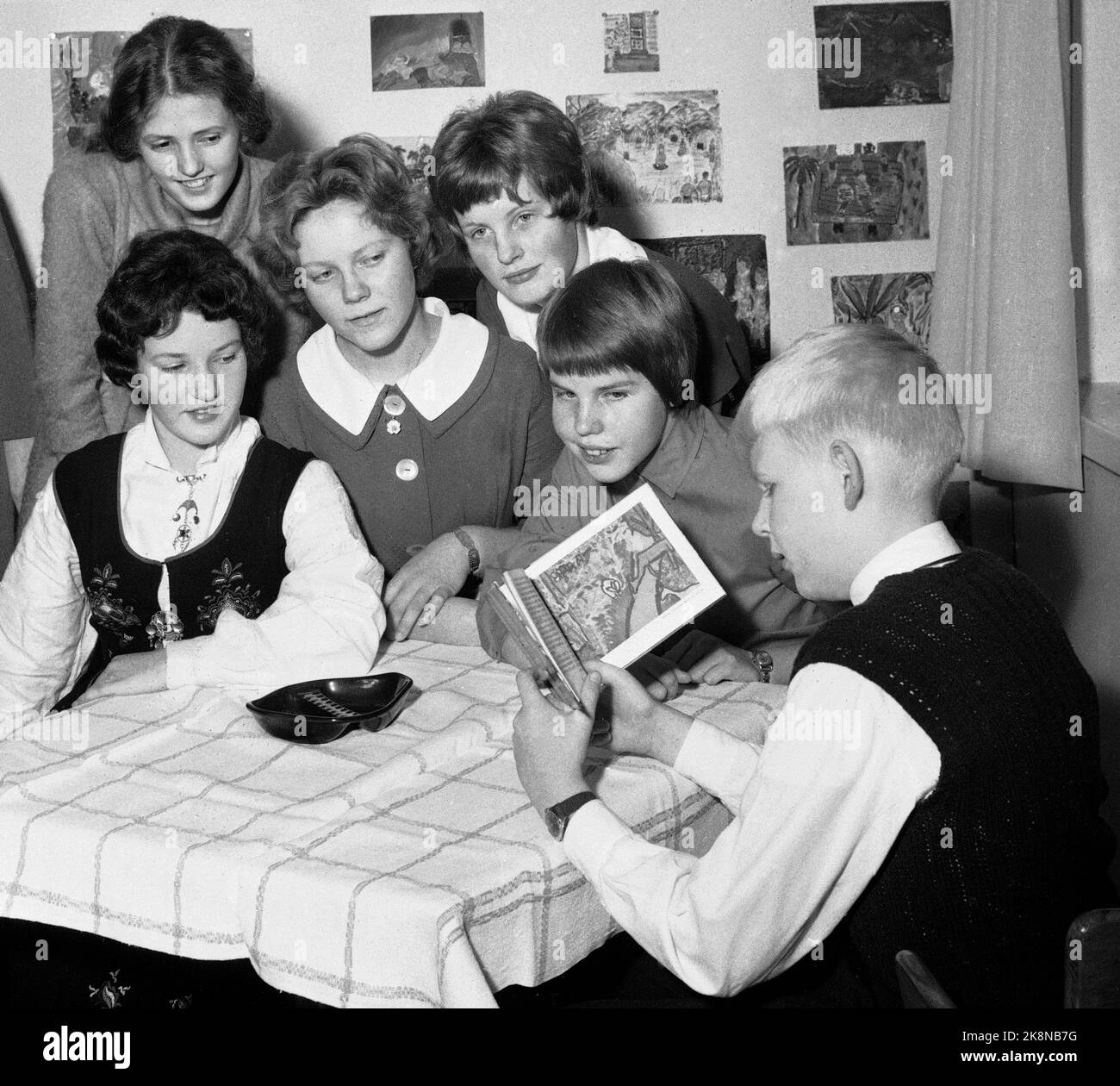 Oslo 19601206 NRK's Children's Time Book for 1960 is presented in the ...