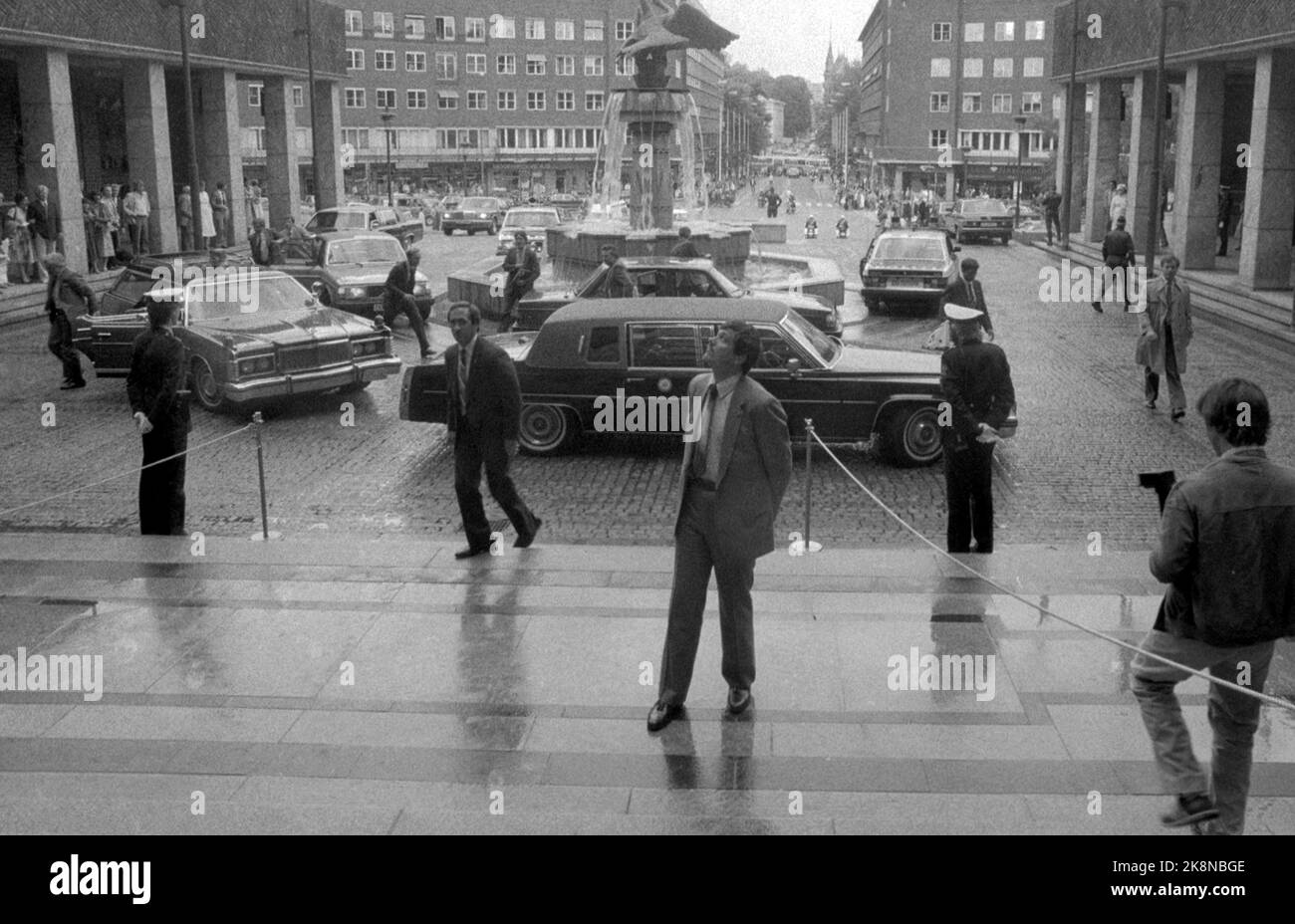Oslo 19830630. USA Vice President George Bush on an official visit to Norway. Security guards around Vice President Bush and his car card at Oslo City Hall. Photo: Inge Gjellesvik / NTB Stock Photo