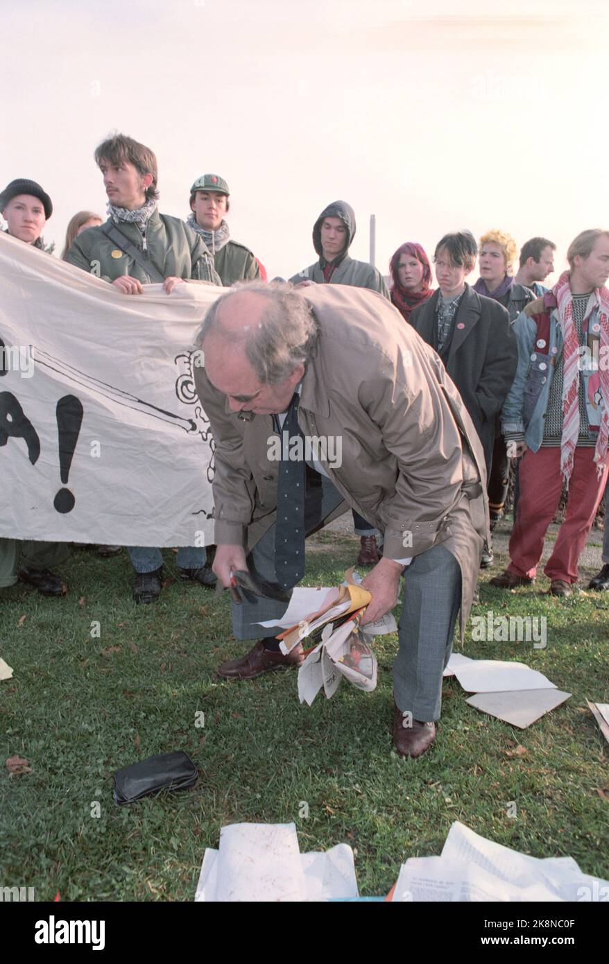 Oslo. Haraldsheim. The Danish politician Mogens Glistrup had an incompetent encounter with the "Blitzers" when he and other participants at a conference for immigration opponents were tried at Haraldsheim on Grefsen. Here he cleans up papers he lost in the riots. Photo; Helge Hansen / NTB Stock Photo