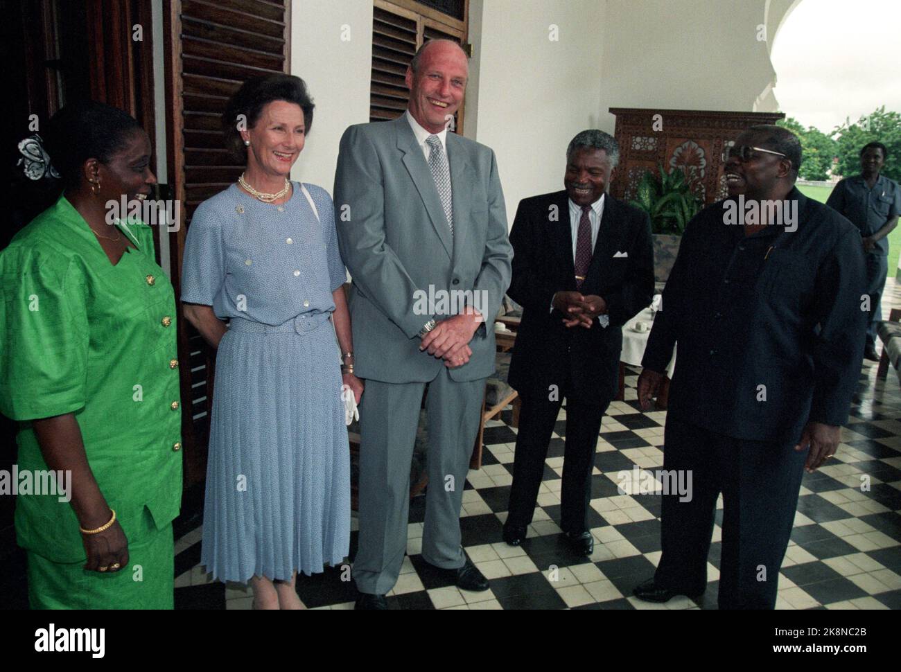Tanzania. The royal family on Easter holidays in Tanzania. Here King Harald and Queen Sonja in an informal encounter with President Benjamin Mkapa, (to the far right of the picture). Ntb Stock Photo