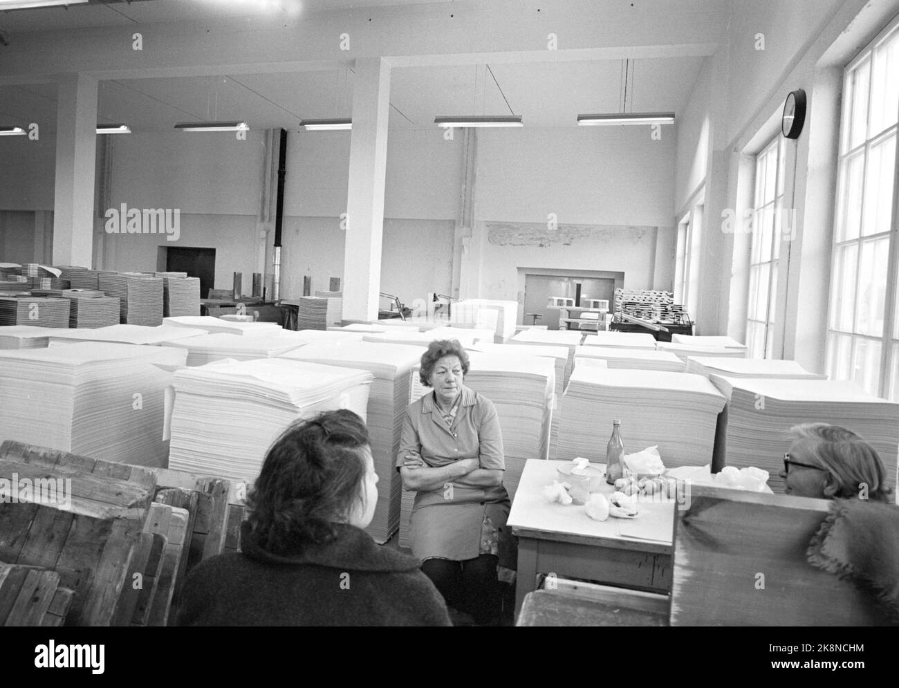 Vestfossen 19701212 The wheels are on Vestfossen. The layoffs at Vestfos Cellulose Factory came as a shock to the employees, as did the bankruptcy. Poor treatment of the employees. Environmental images from the last working days before the company closed its doors. These women take a little break in the paper sorting. They may be discussing new jobs. Photo; Sverre A. Børretzen / Current / NTB Stock Photo