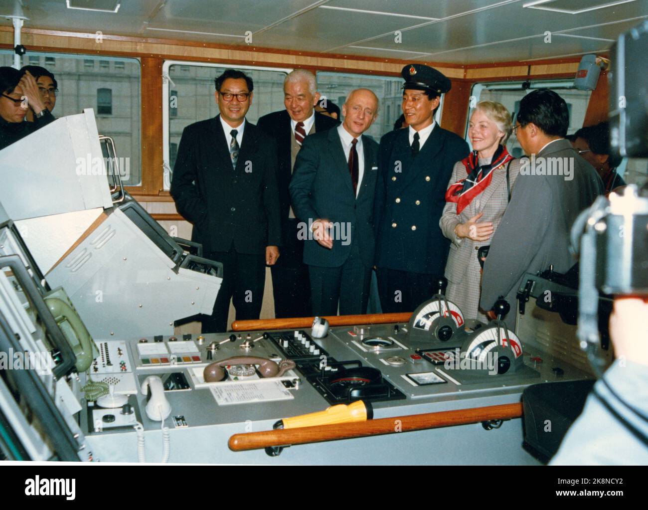 China 19841204: Prime Minister Kåre Willoch on official visit to China. Here Willoch and his wife Anne Marie visiting a fishing research vessel named Beidou. The ship was a gift to China from the Norwegian government in Shanghai November 21, 1984. Photo: Xinhua / NTB. Stock Photo