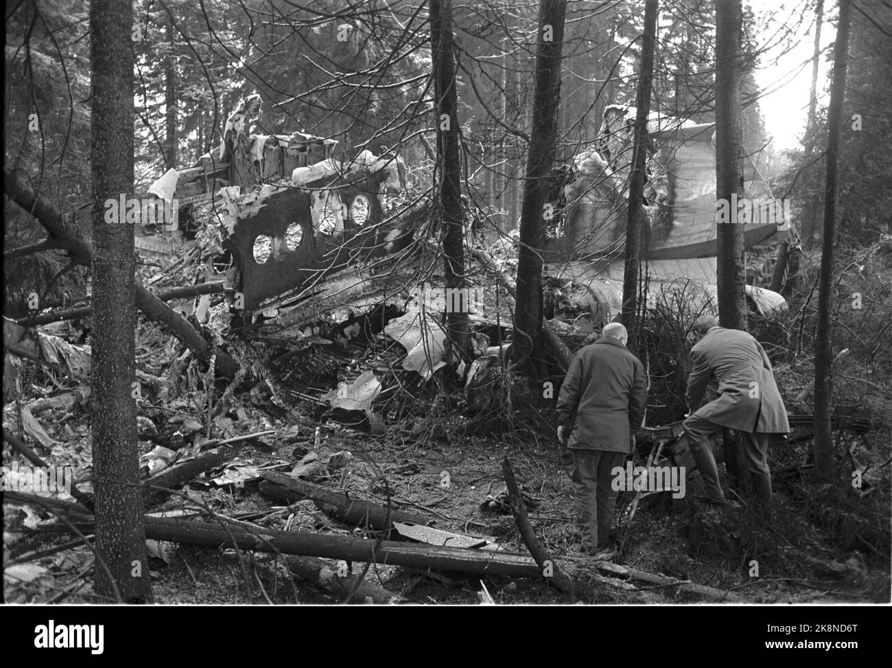 Asker 19721226 The plane crash in Vestmarka small Christmas Eve, where a Fokker Fellowship Fly from Braathens Safe crashed, and 40 people perished. Air Force Commission at work at the scene of the accident. Wreckage among the trees. Photo: NTB / NTB Stock Photo