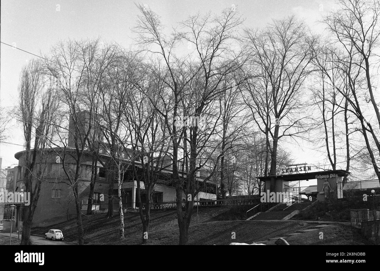 Oslo 21.04.1970. Restaurant Skansen, Norway's first funk building. Architect: Lars Backer. Listed in 1927, demolished in 1970. The youth restaurant 'Rondo' from 1962-1967. (TV. Rondo, th. Skansen) Stock Photo: NTB / NTB Stock Photo