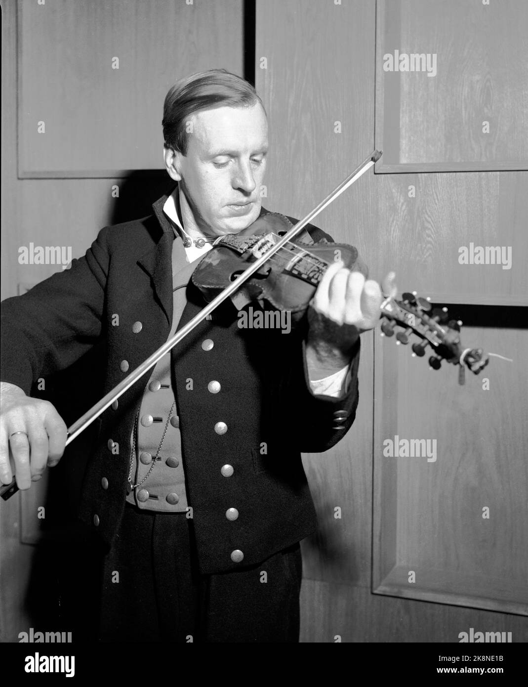 Oslo 19510319 Norwegian folk music is recorded in NRK. Here fellow player Sigbjørn Bernhoft Osa (1910-1990) who plays on the hardening fiddle for the program Folk Music Hall. Photo: NTB / NTB Stock Photo