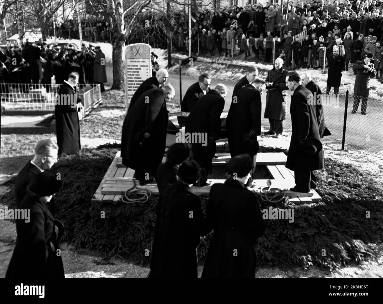 HOMMELVIK 1952-03-22; Tidligere statsminister  Johan Nygaardsvold (f.1879) begraves i hjembygda Hommelvik i Sør-Trøndelag. Nygaardsvold var stortingsrepresentant forArbeiderpartiet 1916-1949. Norges statsminister fra 1935 etter 'kriseforliket' mellom Ap og Bondepartiet. Også statsminister for 'eksilregjeringen' i London under den andre verdenskrig 1940-1945. Mange prominente gjester var til stede under begravelsen, blant andre Kong Haakon, Kronprins Olav, partikollga  Einar Gerhardsen og forfatter Johan Falkberget. Kisten ble båret av statsminister Oscar Torp og Sverre Støstad (foran), Terje W Stock Photo