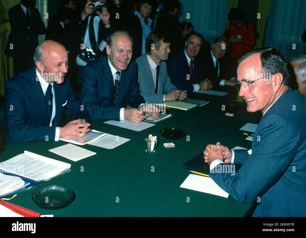 Oslo 19830629. USA Vice President George Bush on an official visit to Norway. Bush (th) in political talks with Prime Minister Kåre Willoch (H) and other government representatives. For H for Willoch, Foreign Minister Svenn Stray (H), Minister of Transport Johan J. Jakobsen (Sp) and Secretary of State Eivinn Berg. Photo: Henrik Laurvik / NTB Stock Photo