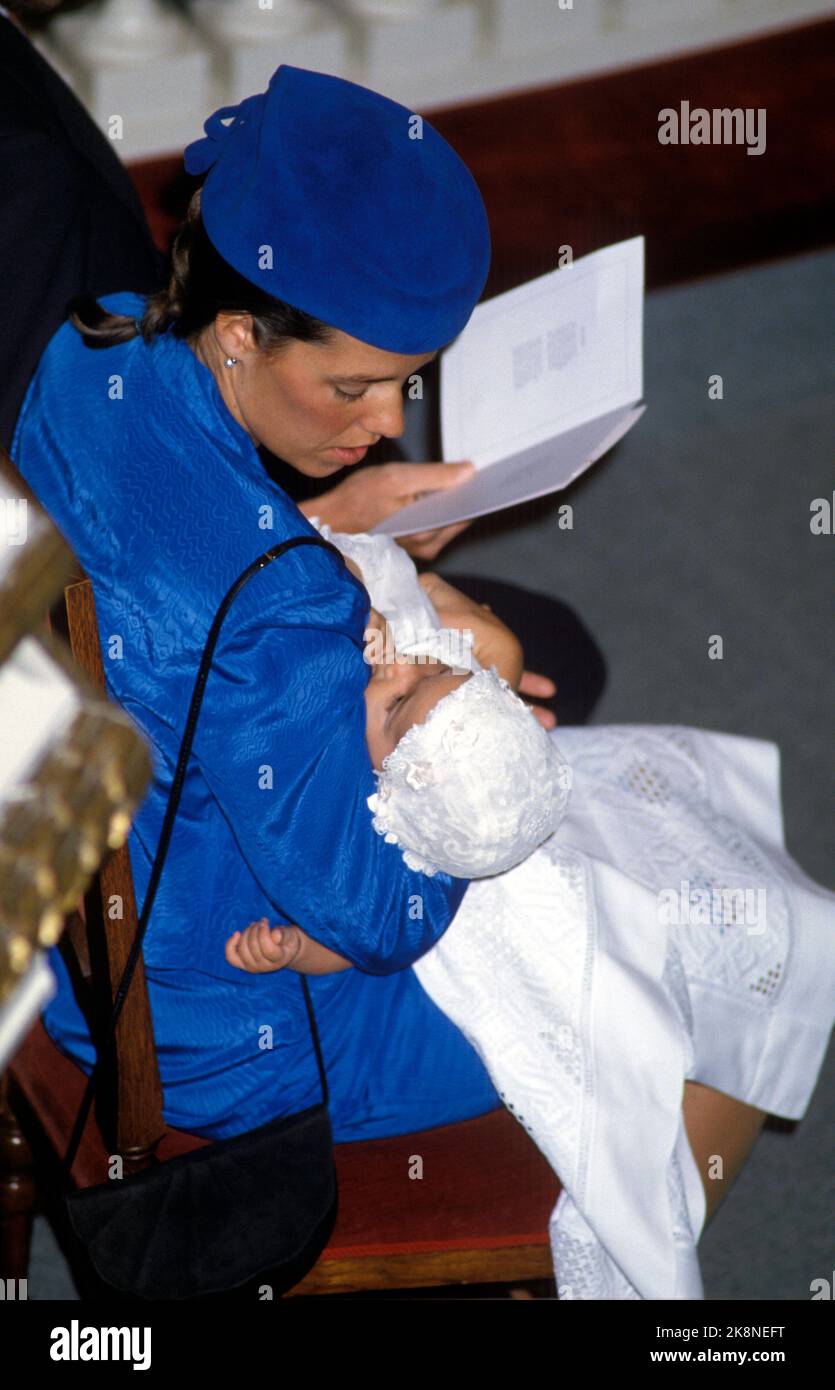 Oslo 1986-01-05: Olav Alexander Lorentzen's baptism in the castle chapel on January 5, 1986. Olav Alexander is King Olav's first great-grandchild. The picture: Here Martha Lorentzen with her son, the baptism child. Photo: Bjørn Sigurdsøn Stock Photo