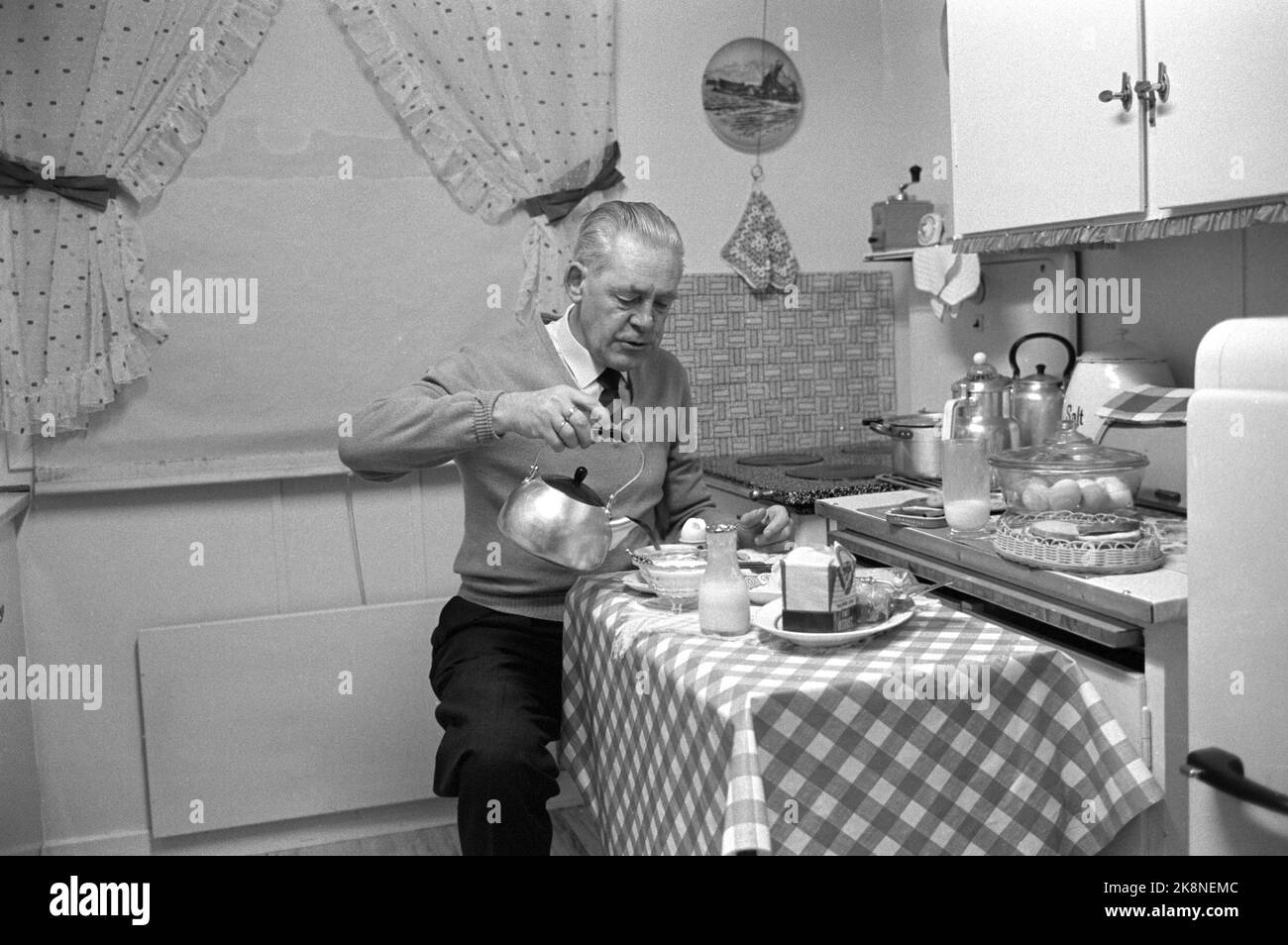 Oslo - Fredrikstad 1962. Long night's journey to work. 'While most of the population sleeps, the new' pariacast 'must out of the duvets. They have from two to four hours of travel to work every day.' Report on commuting from Fredrikstad. Here P. Mosgaard who consumes breakfast. Photo: Ivar Aaserud / Current / NTB Stock Photo