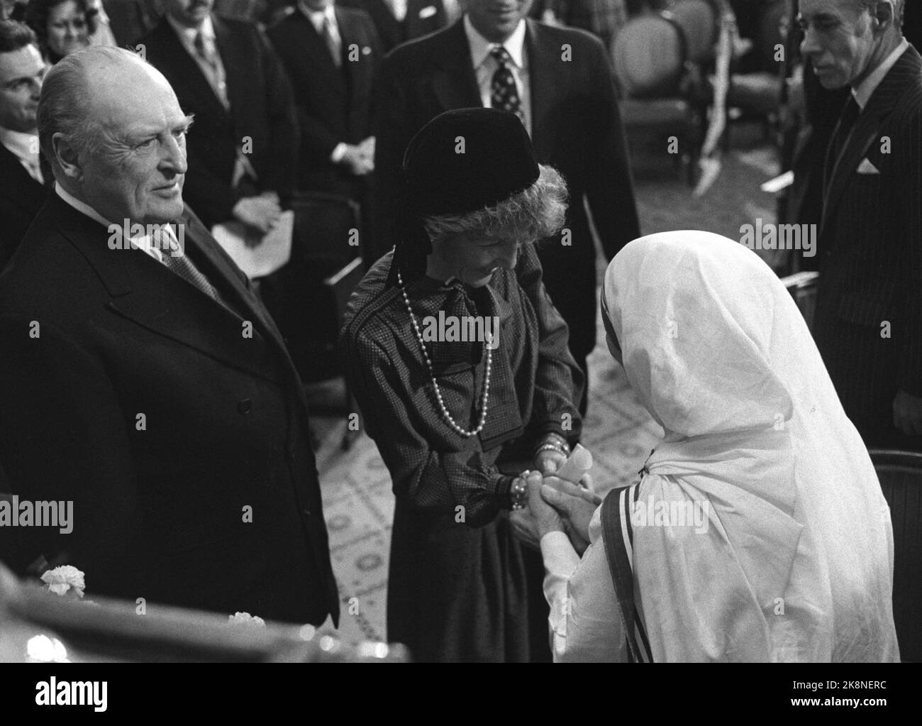 Oslo 19791210 The Peace Prize: Nobel Peace Prize for 1979 to Mother Teresa. Here from the distribution in the University Aula. Here, Crown Princess Sonja greets mother Teresa. Photo NTB / NTB Stock Photo