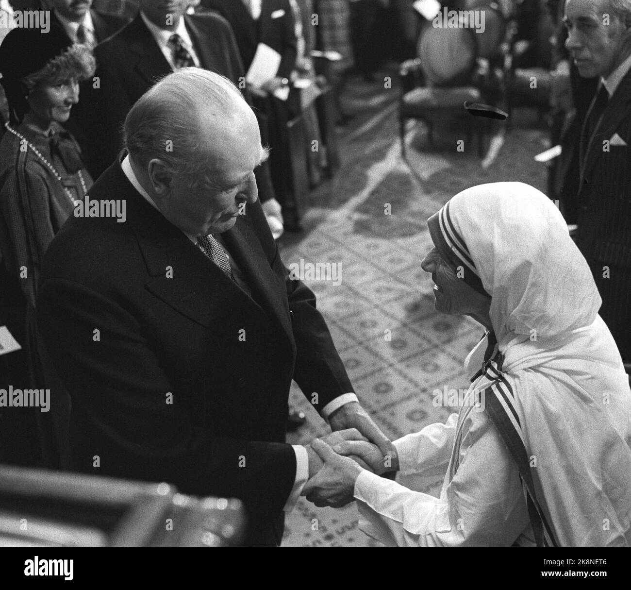 Oslo 19791210 The Peace Prize: Nobel Peace Prize for 1979 to Mother Teresa. Here from the distribution in the University Aula. Here King Olav greets mother Teresa. Photo NTB / NTB Stock Photo