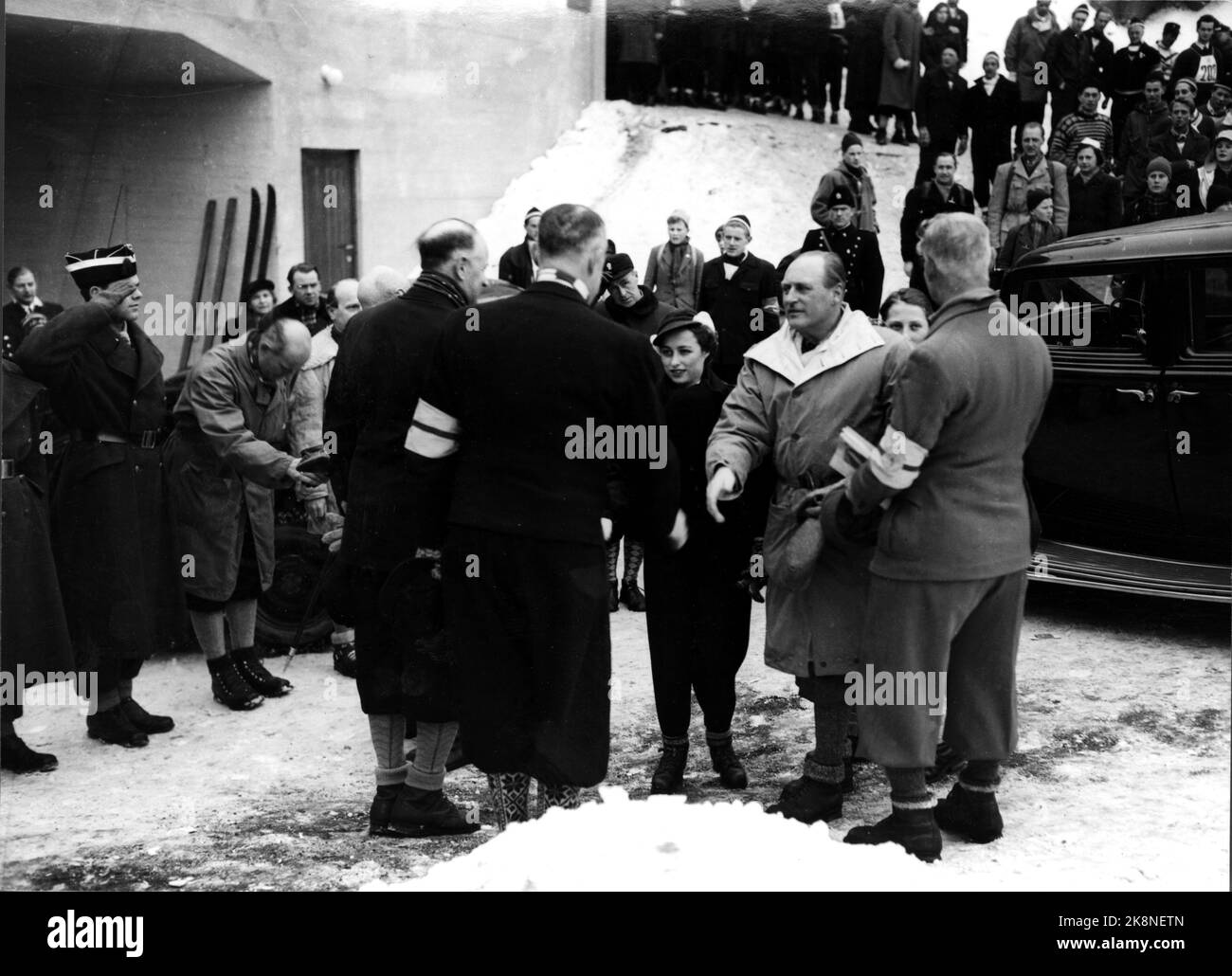 Oslo 19520309. Jumping in Holmenkollen / Holmenkollagen. Crown Prince Olav arrives and is welcomed by the organizers. Together with the Crown Prince is Princess Ragnhild (in the middle). Ntb archive photo / ntb Stock Photo