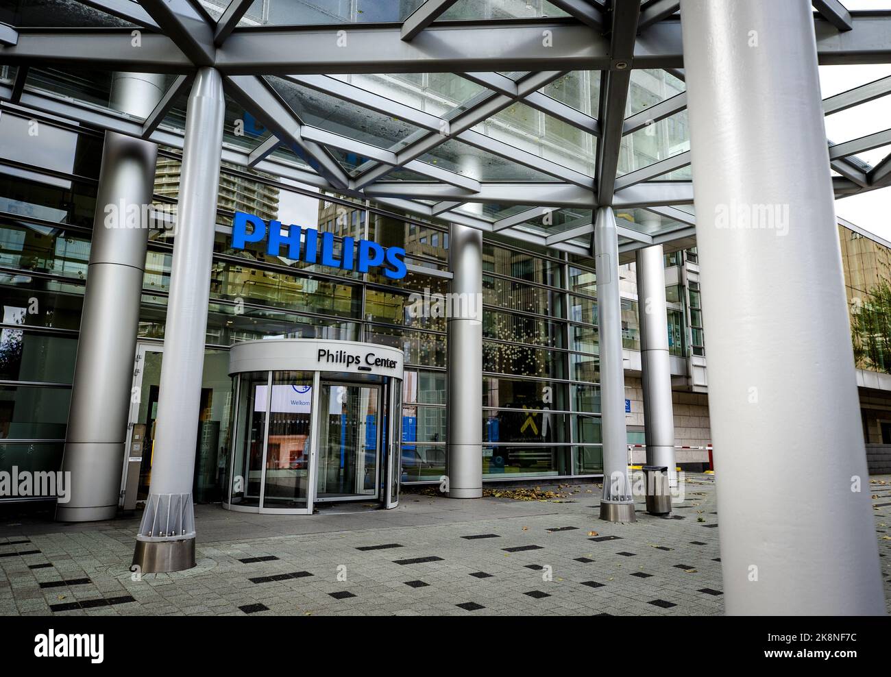 2022-10-24 15:07:54 AMSTERDAM - Exterior of the Philips headquarters. The technology company is cutting four thousand jobs worldwide, 400 of which in the Netherlands, because the company has not been doing well for some time. ANP SEM VAN DER WAL netherlands out - belgium out Stock Photo