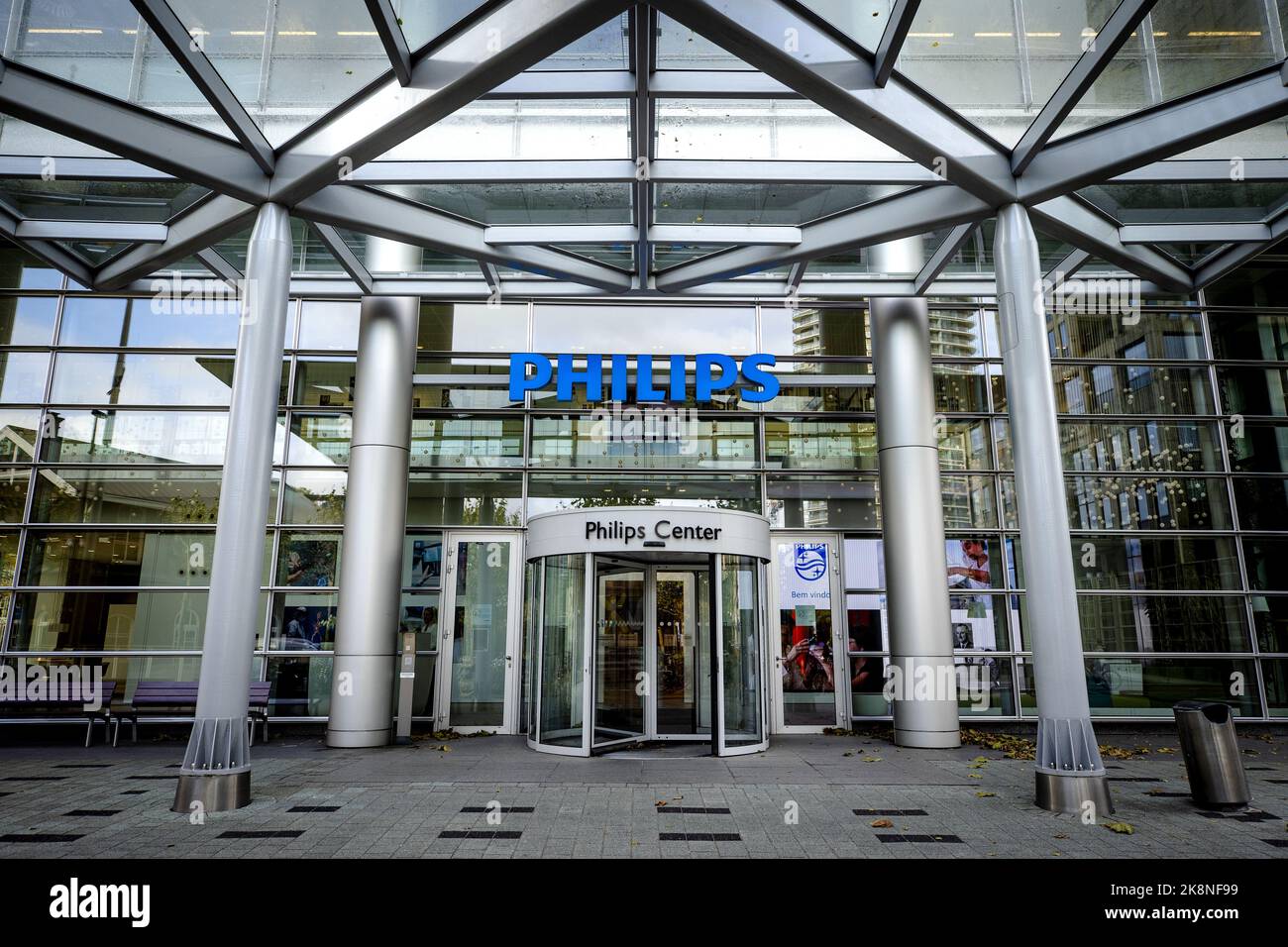 2022-10-24 15:03:01 AMSTERDAM - Exterior of the Philips head office. The technology company is cutting four thousand jobs worldwide, 400 of which are in the Netherlands, because the company has not been doing well for some time. ANP SEM VAN DER WAL netherlands out - belgium out Stock Photo