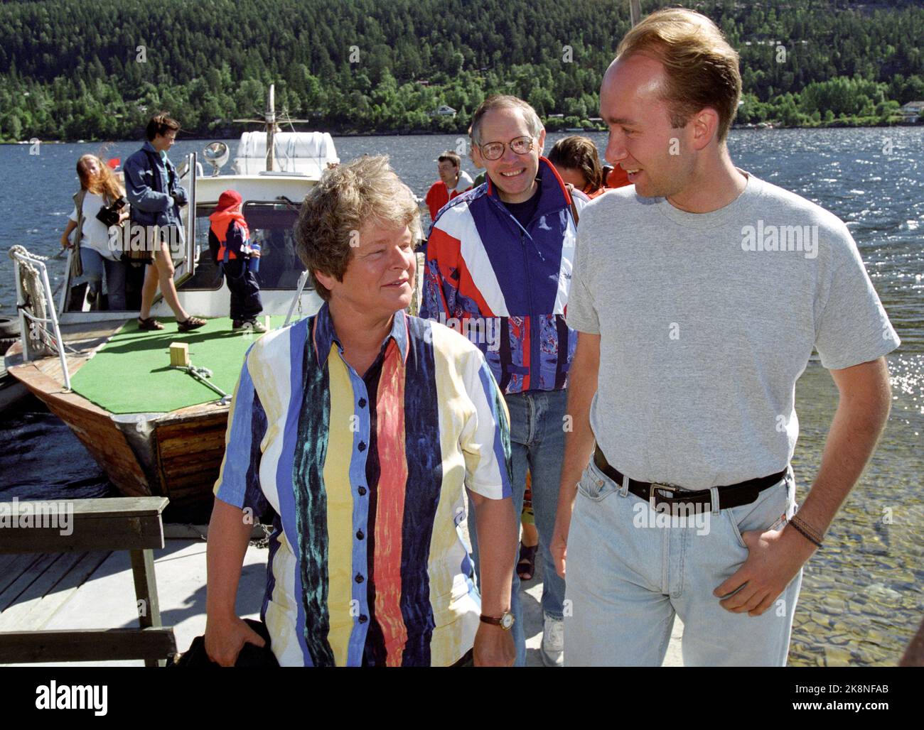 Utøya 19960718. AUF leader Trond Giske welcomes Prime Minister Gro Harlem Brundtland who arrives at the AUF camp on Utøya in Tyrifjorden. Martin Kolberg (back). Photo: Rune Petter Ness / NTB / NTB Stock Photo