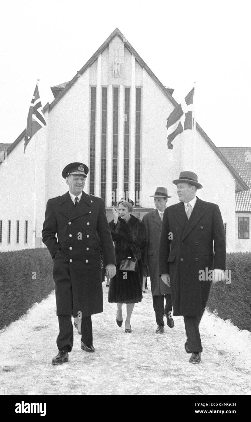Oslo 19600212. Queen Ingrid and King Frederik of Denmark on an official visit to Norway. Here the royal Viking ships leave after the tour. (ex.) King Frederik, King Olav, (behind) Queen Ingrid and Crown Prince Harald. Waves. Photo: Ivar Aaserud Current / NTB Stock Photo