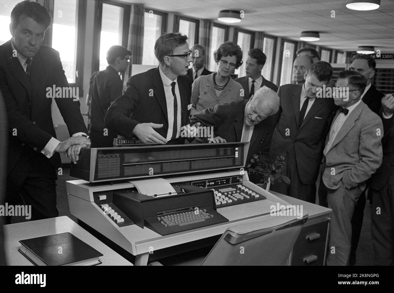 Oslo 19670925. Municipal elections 1967. As usual, the Norwegian Telegram Agency will provide the election results from each municipality. The results are called at the agency's election center in the University of Blindern. Here is the university's new computer to calculate the result. There was great interest when MSc. Per Ofstad (in the middle of the picture) demonstrated the machine for i.a. Principal Vogt, University Director Trovik and Pro -Rector Brodal. Photo: NTB Stock Photo