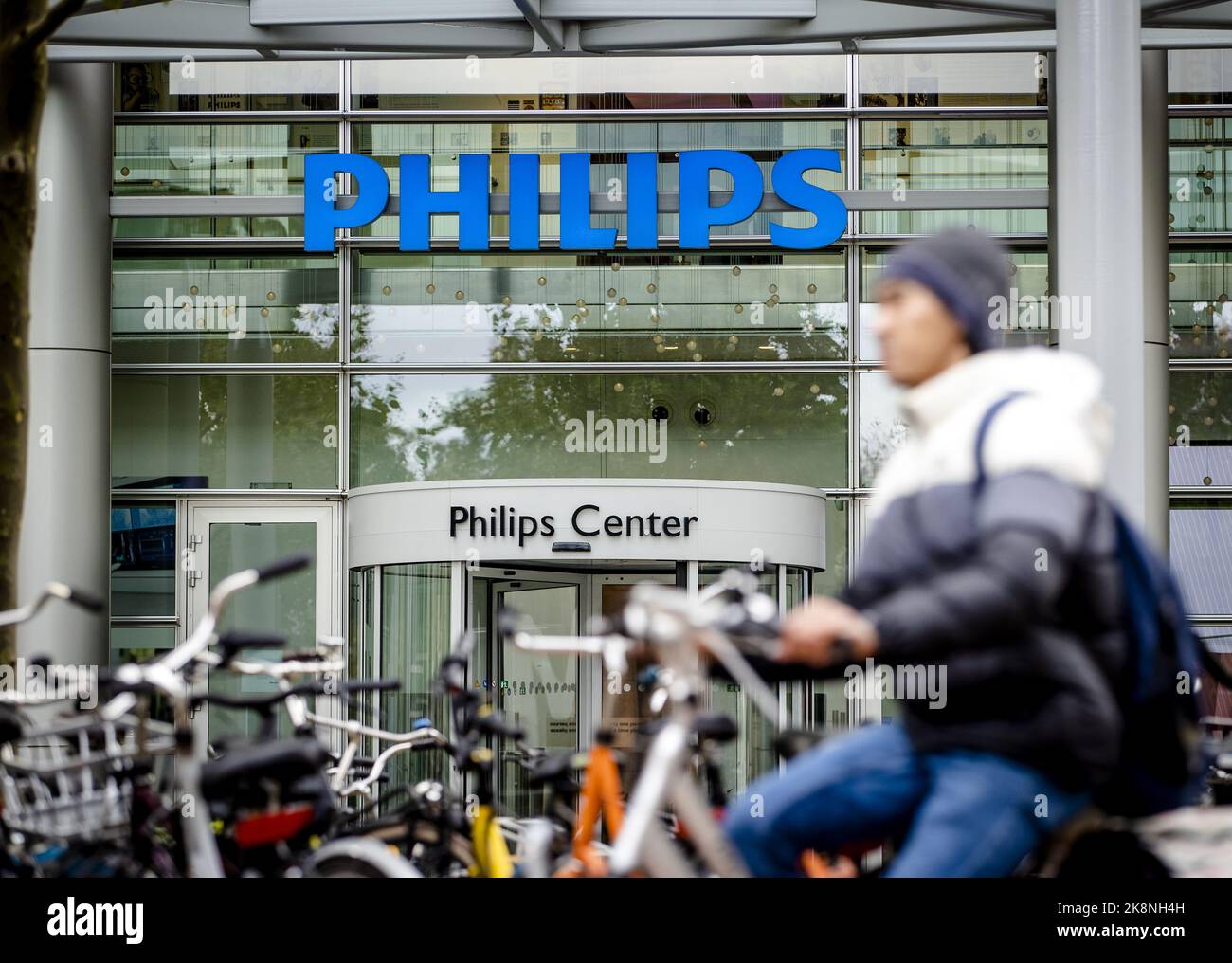 2022-10-24 15:10:51 AMSTERDAM - Exterior of the Philips head office. The technology company is cutting four thousand jobs worldwide, 400 of which are in the Netherlands, because the company has not been doing well for some time. ANP SEM VAN DER WAL netherlands out - belgium out Stock Photo