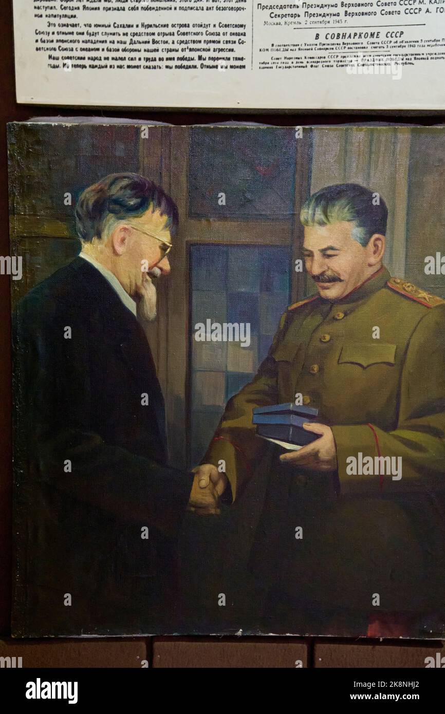 Michail Kalinin verleiht einen Orden an Josef Stalin, sowjetischer Diktator und Gewaltherrscher, Foto im Josef-Stalin-Museum, Gori, Georgien Stock Photo