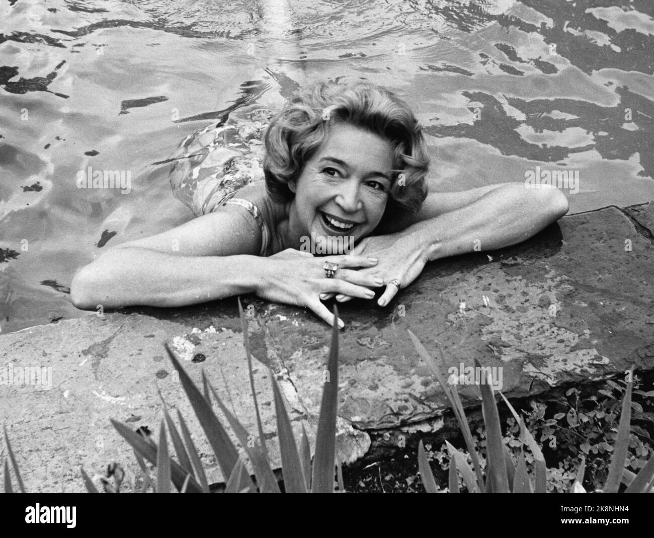 Oslo 19640801. Wenche Foss is up to date with Arthur Miller 'S' after the fall of the Fall '. Here in the pool in the garden on Skøyen. Photo: Aage Storløkken / Current / NTB Stock Photo