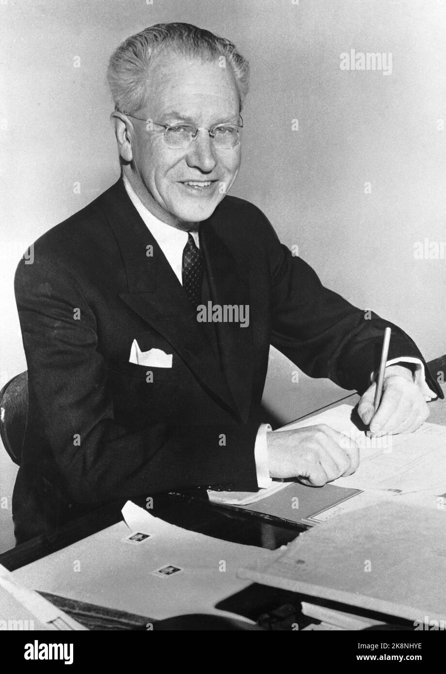 3267 happiness alone portrait hi-res stock photography and images - Alamy