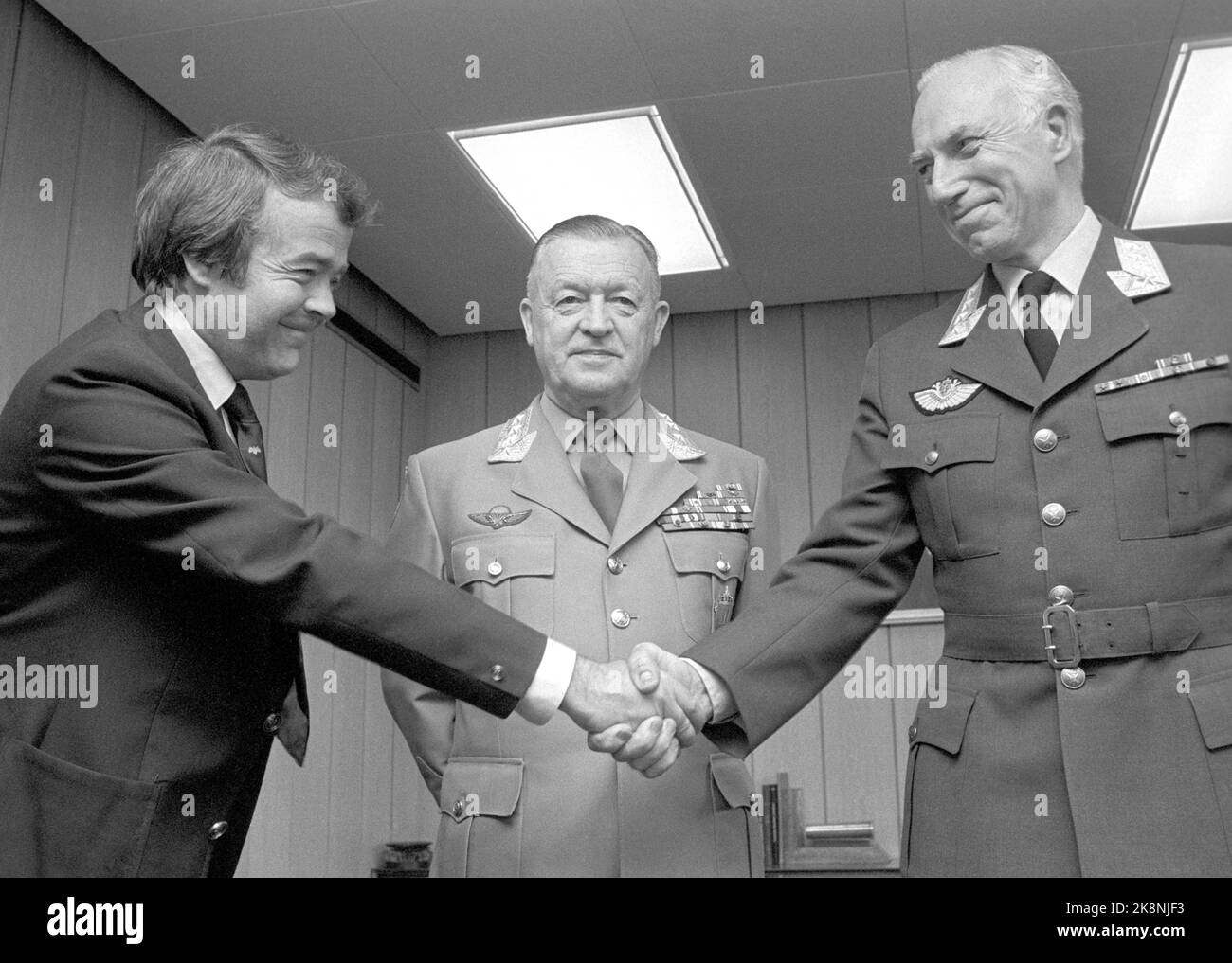 Oslo 19820701: Defense Minister Anders C. Sjaastad (t.v.) wants the new Chief of Defense, General Sven Hauge (t.h.) to the appointment in the view of the defense chief, General Sverre Hamre. Photo: Bjørn Sigurdsøn / NTB / NTB Stock Photo