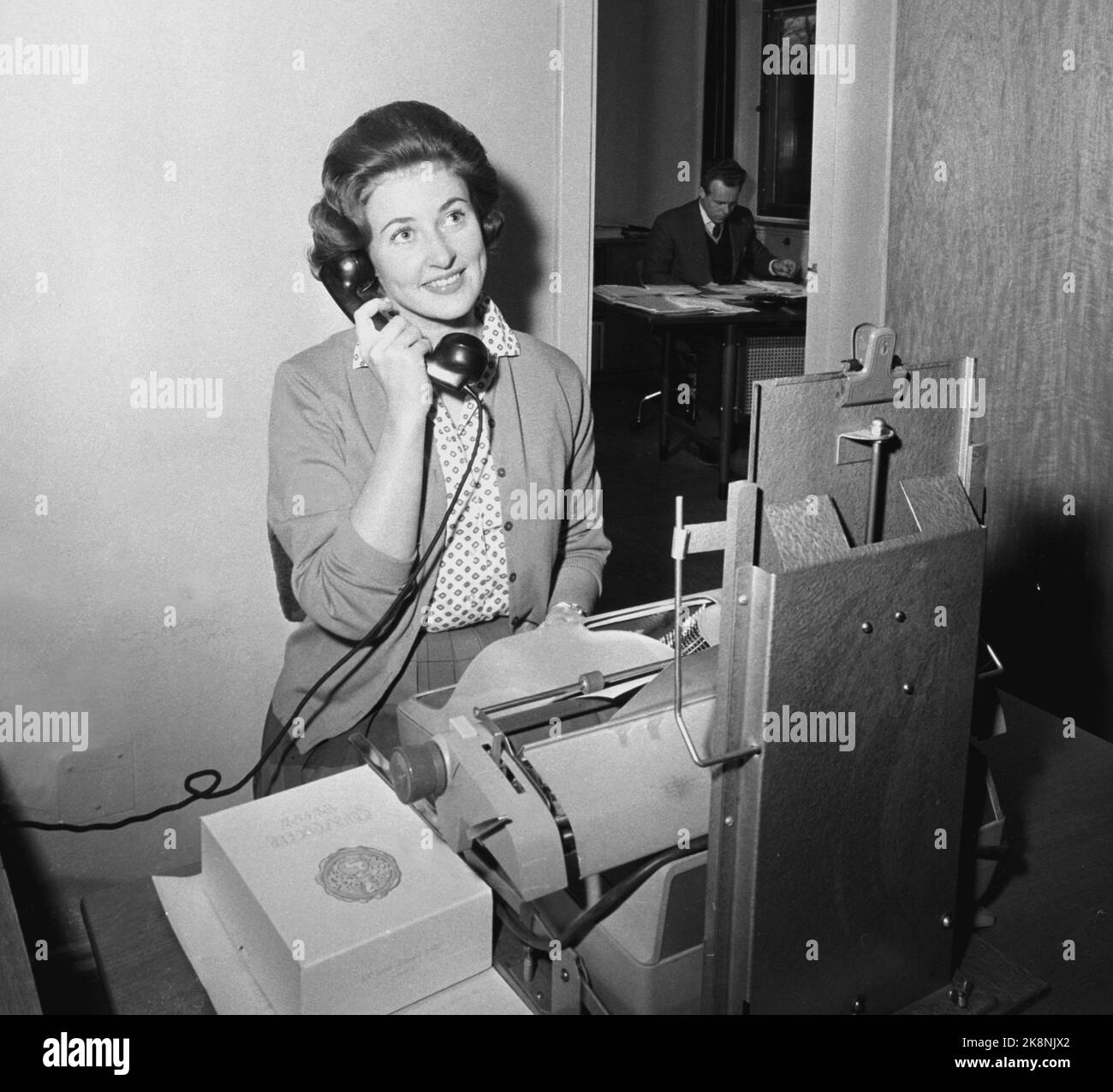 Oslo 19601126. The office lady and TV The hostess of NRK Inger Lise Haug works in an office in the Norwegian Agricultural Research Council during the day. Three nights in a row she is on The TV screen. Here she talks on the phone at her job. Married Skarstein. Photo: Aage Storløkken Current / NTB Stock Photo