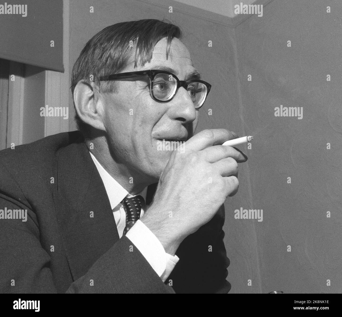 Ivar aaserud current ntb cigarettes smoking alone portrait Black and White  Stock Photos & Images
