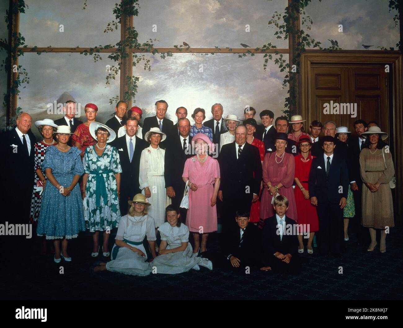 Royal family group hi-res stock photography and images - Alamy