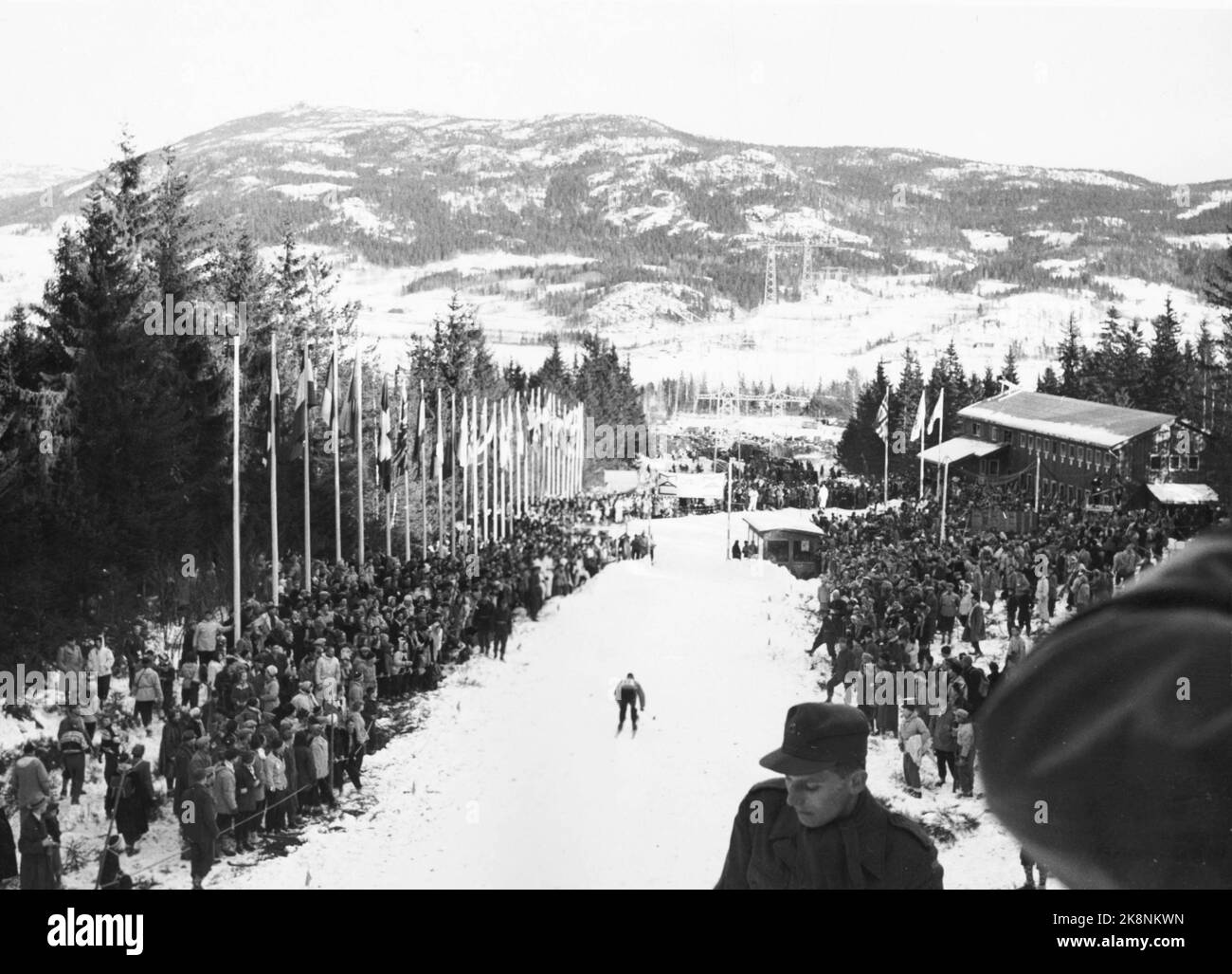Winter Olympics 1952, Oslo. Stork slalom and downhill for women and men went on Norefjell. Here from the ground, with many spectators dressed in contemporary 50s fashion. People cost themselves in the ground. Photo: NTB / Archive / NTB Stock Photo