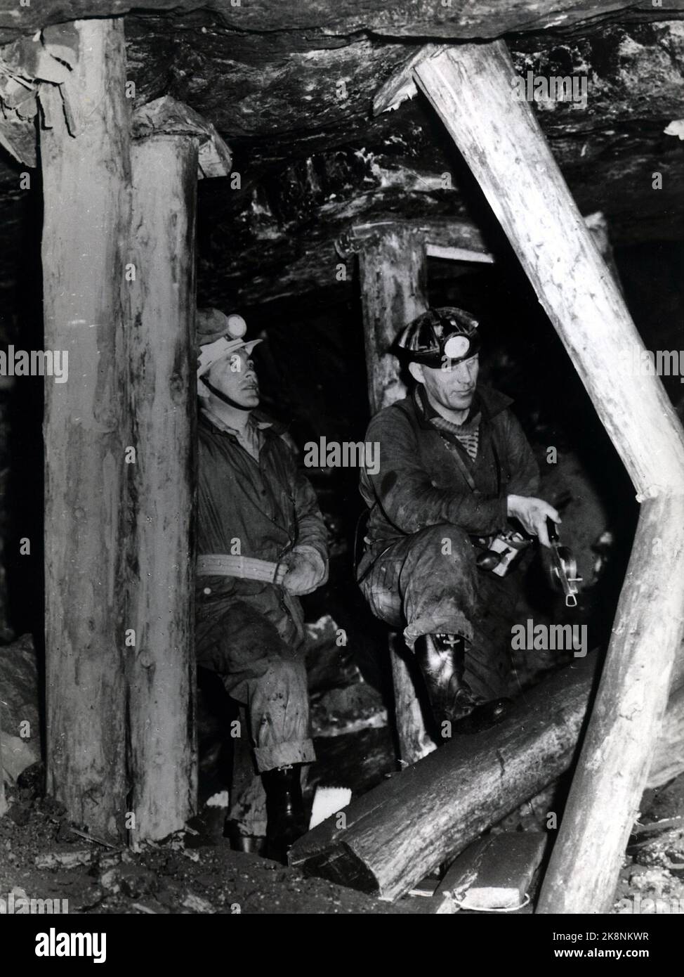 Ny Ålesund 1959. Foto fra 'King Bay -gruvene'  i Ny Ålesund der den fjerde alvorlige eksplosjonsulykke i 'King Bay-gruvene' på Svalbard skjedde 5.november 1962. 21 mennesker omkom.Bildet viser gruvearbeidere i aksjon ved inngangen til disse gruvene.  (De tre foregående eksplosjonsulykker i King Bay var i 1948, 1952 og 1953 med henholdsvis 15, ni  og 16 omkomne). Det ble påny avslørt store mangler og misligheter, og saken endte med mistillit i Stortinget og industriminister Kjell Holler måtte gå. Stortinget besluttet så avvikling av 'King Bay' 23.aug. 1963, og samtidig  måtte regjeringen Gerhar Stock Photo