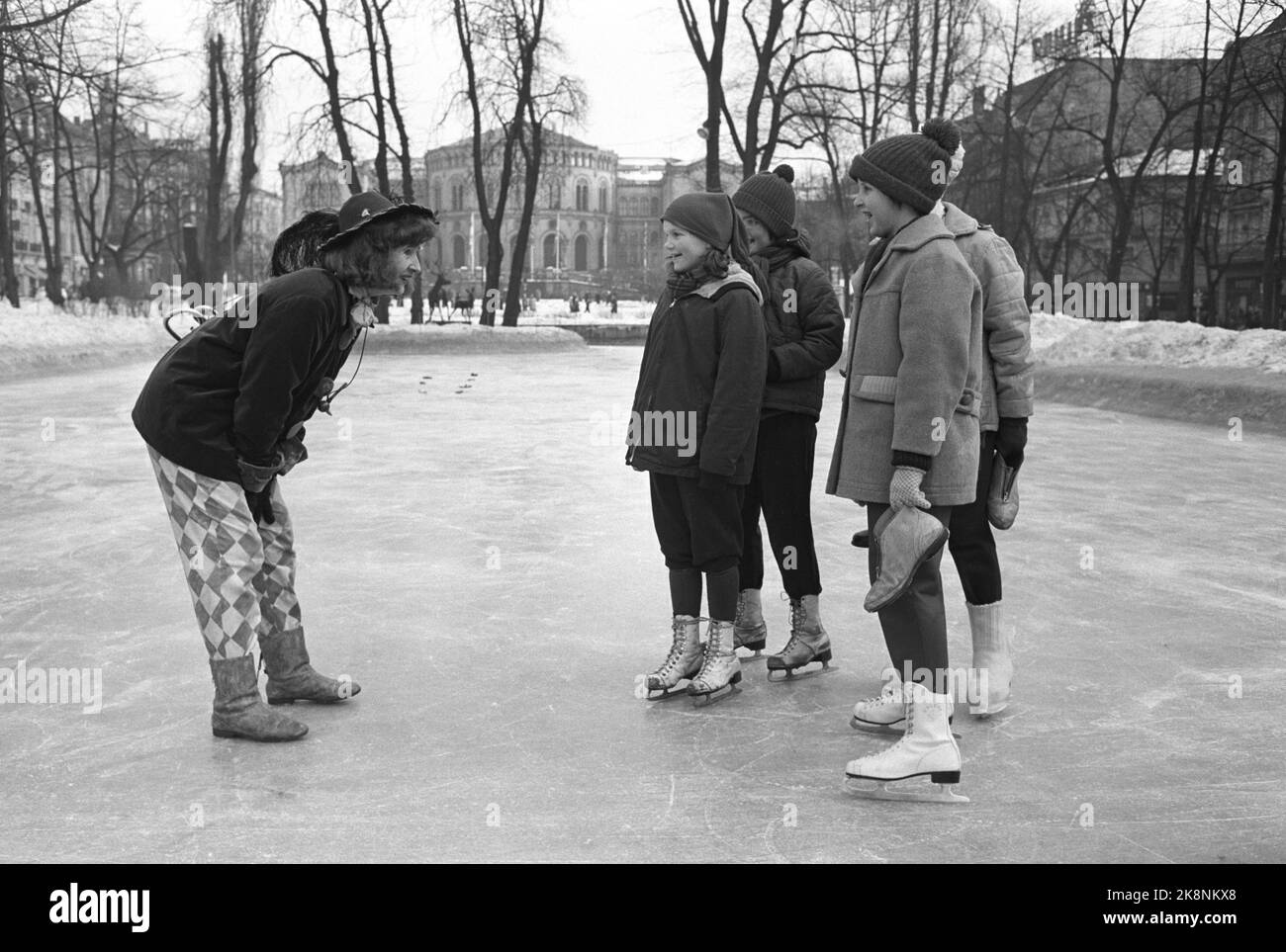 Oslo March 9, 1963. Anne Cath. Vestly in the role of Kanutten. Here on the  ice rink between the Storting and the National Theater. Some children talk  to her. Photo: Ivar Aaserud /