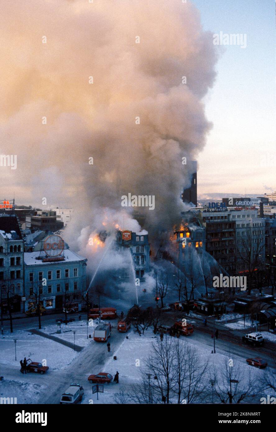 Oslo 1986-02-19: STORTINGSGATA 8 TOTALSKADD AV BRANN. Etter seks timers innsats fikk Oslo brannvesen kontroll over flammene som herjet hjørnegården Stortingsgata 8. Da var bygningen fullstendig utbrent. Også nabogården Rosenkrantzgate 13B ble totalskadd. 70 brannmenn og 21 biler deltok på det meste i brannslukningen. En brannmann ble skadet og en stigebil ødelagt da fasaden mot Stortingsgata raste ut. For brannmannskapene var det en meget kaldt under slukningsarbeidet, - 20 minusgrader. Morgenen etter var brannruinene dekket av is. Brannen betegnes som den største i Oslo sentrum siden lille ju Stock Photo