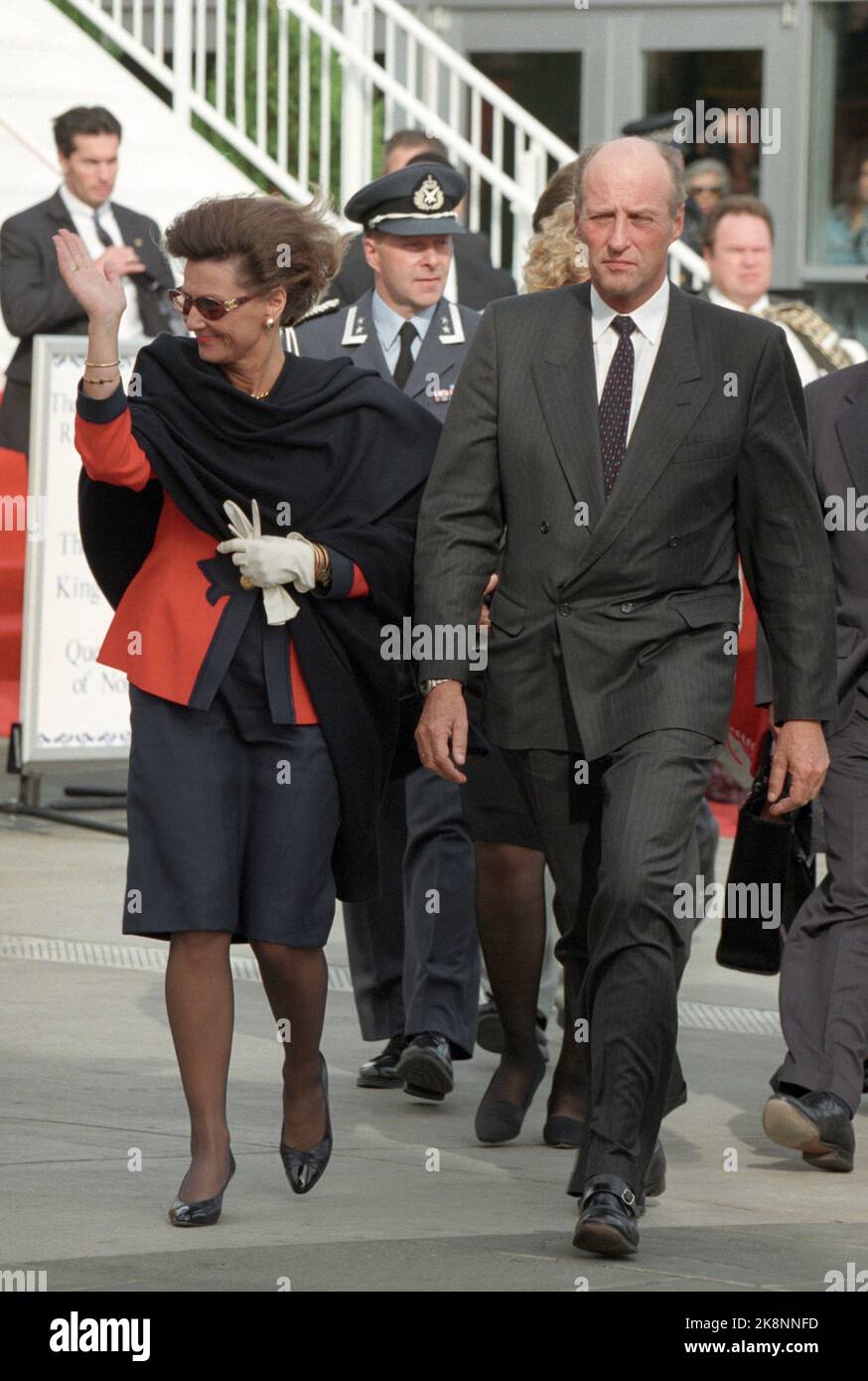 Chicago, USA 19951017. The royal couple's journey in the United States. King Harald and Queen Sonja on an official visit to the United States. Image: Chicago. The royal couple arrives at Navy Pier, - photographed together. Queen Sonja waves to attendance. Photo: Terje Bendiksby Stock Photo