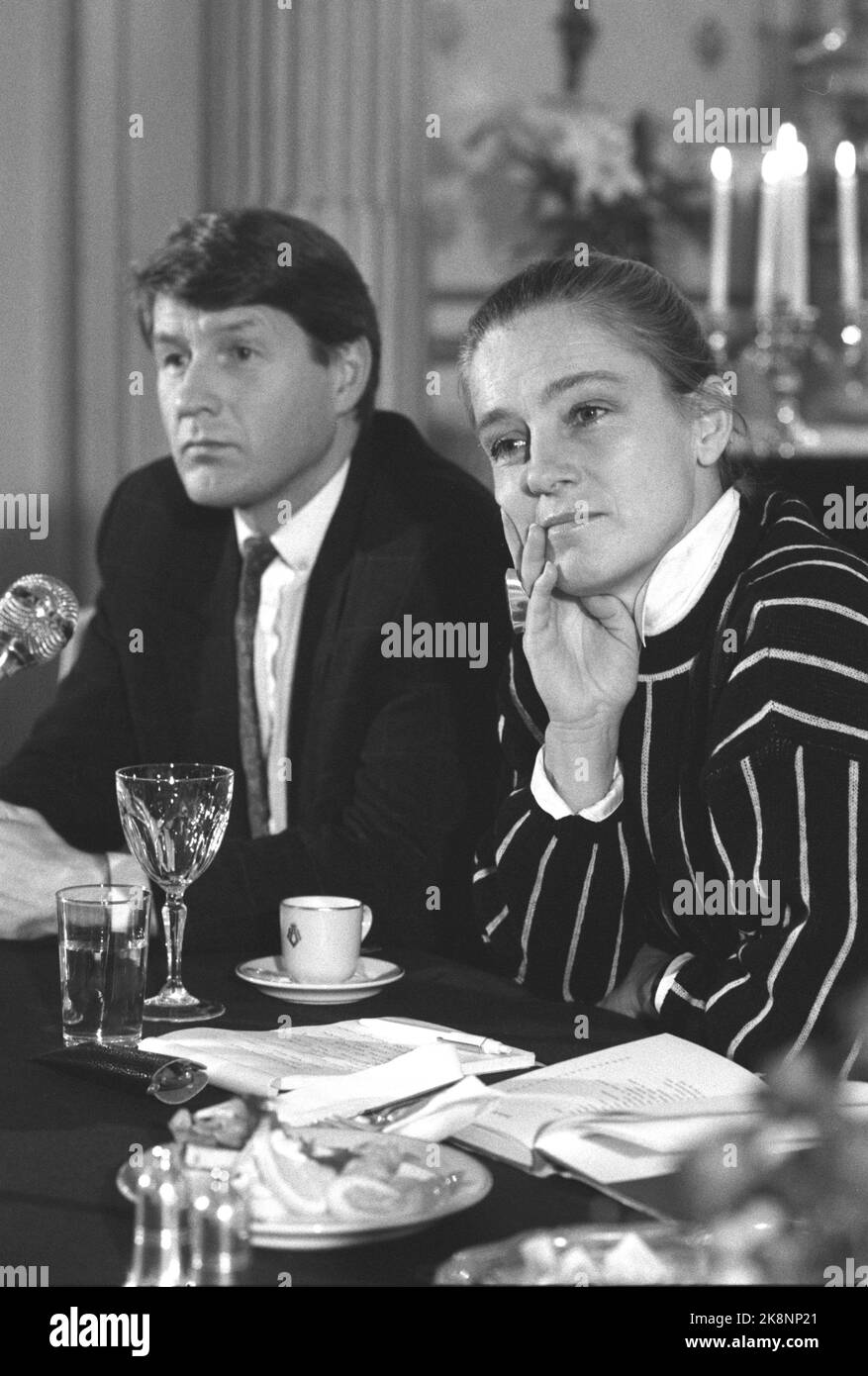 Oslo 19881031: Danish politician Ritt Bjerregaard and Thorbjørn Jagland at the press conference in connection with the launch of her book 'The challenge' in Norwegian. Photo: Henrik Laurvik / NTB Stock Photo