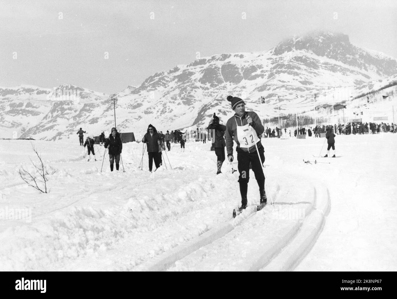 Beitostølen 1971 Abebe Bikila from Ethiopia, twice Olympic champion in the marathon, visits Beitostølen after an invitation from Erling Stordahl. Erling Stordahl in the ski slope. Bitihorn in the background Photo: Ivar Aaserud / Current / NTB Stock Photo