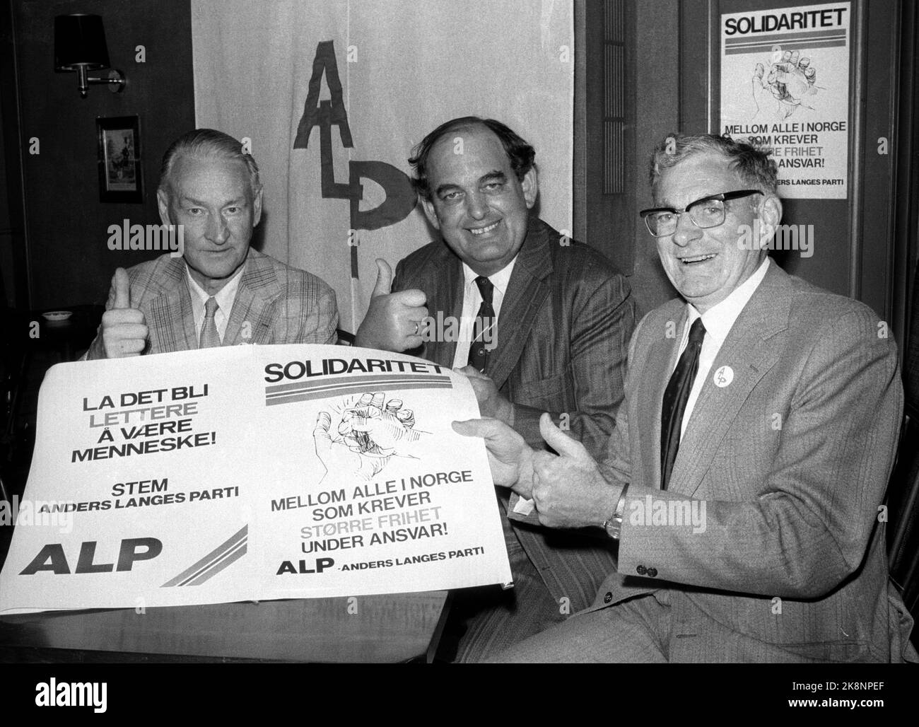 Oslo 19750831. Mogens Glistrup, People's Governor and founder of the Danish Progress Party, flanked by the leader of Anders Langes Party, Arve Lønnum (t.v.), and the party's parliamentary leader Erik Gjems-Onstad, during a press conference. Photo Erik Thorberg / NTB / NTB Stock Photo