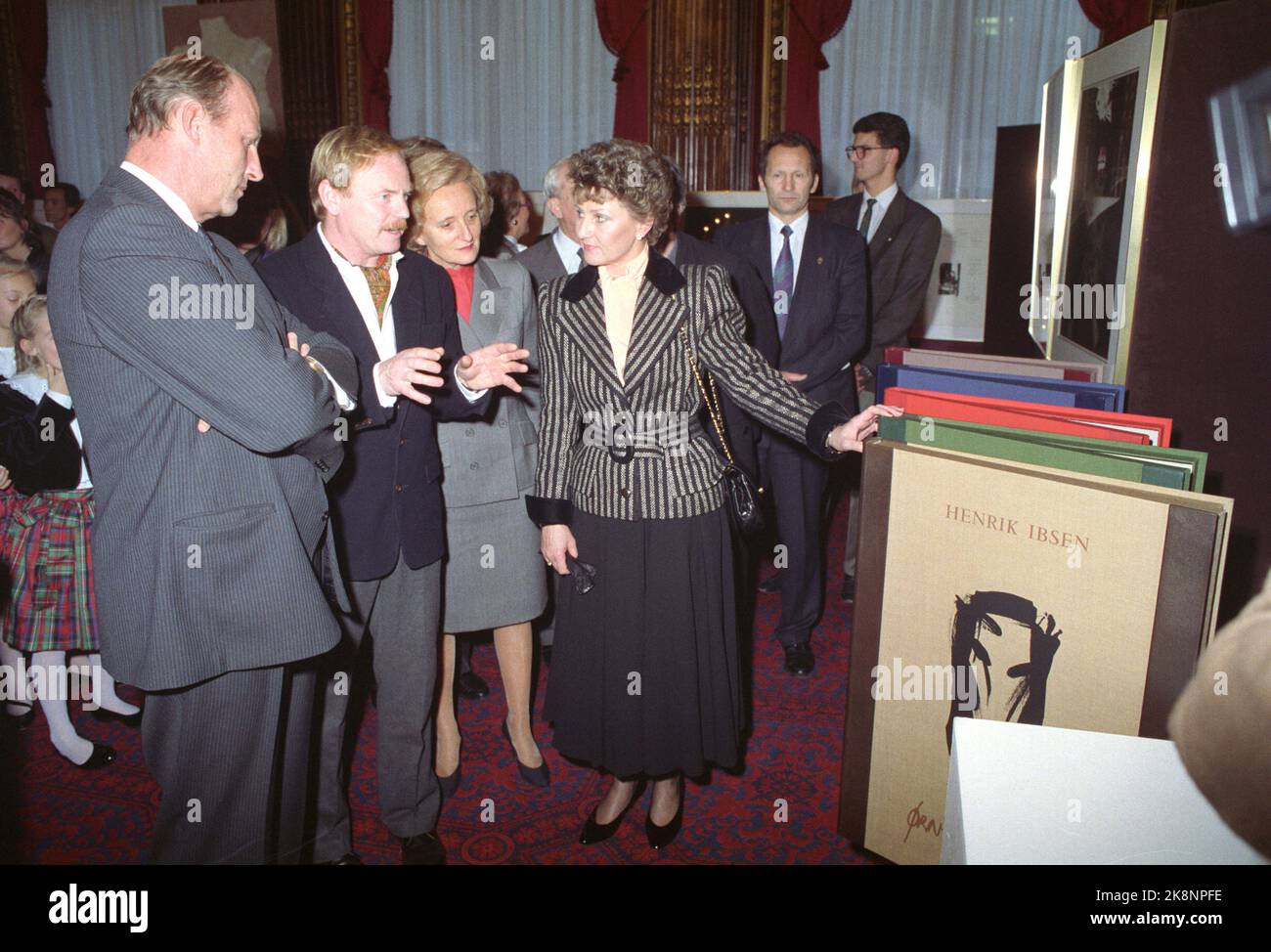 Paris France 19881114. The Crown Prince couple on an official visit to France. Crown Prince Harald (t.v.) and Crown Princess Sonja during the Ibsen exhibition in Paris. Here, together with art painter Ørnulf Opdahl and Bernadette Chirac, (middle). Photo: Morten Hval NTB / NTB Stock Photo