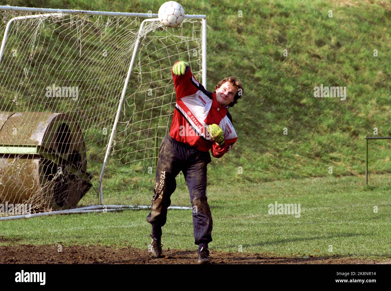 Szombatheli, Hungary 19911029. Footballer Frode Grodås in front of the European qualifying match. The match Hungary - Norway ended 0-0. Photo: Calle Tørnstrøm / NTB / NTB Stock Photo
