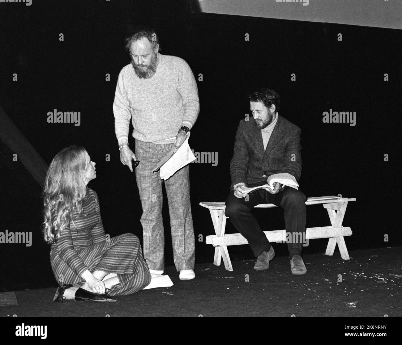 Oslo February 3, 1973. Liv Ullmann is in Norway again. She will now play Agnes in Ibsen's 'Brand' at the Norwegian Theater. Here from the tests at the theater, together with director Bjørn Endreson (in the middle) and co -actor Magnus Tveit, who plays Einar. Theater tests. Script. Theater tests. Photo: Aage Storløkken / Current / NTB Stock Photo