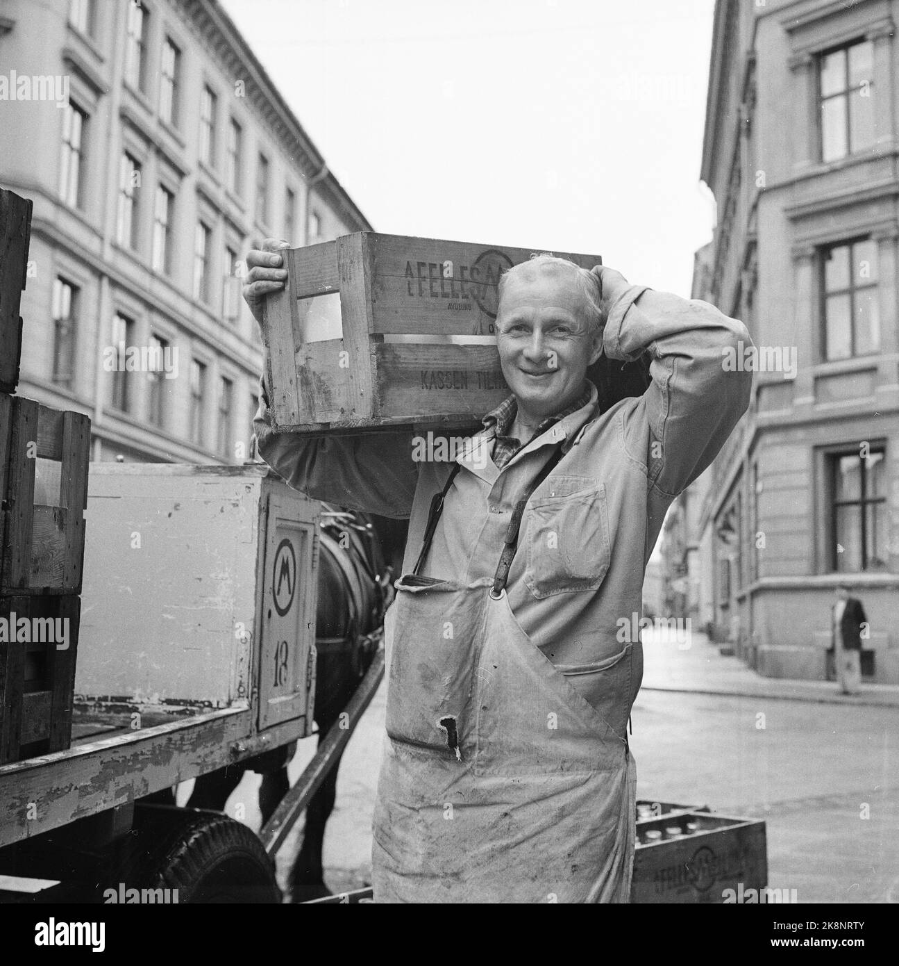 19550917 The milk our problem child Milk shortage in Oslo. People are in line to grab milk. Volunteering has been introduced. The milk comes with horses and carts, here carriage 18 from the common dairy. Photo; Sverre A. Børretzen / Current / NTB Stock Photo