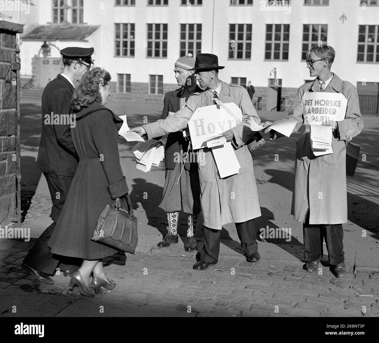 Oslo 19511008 Municipal elections 1951. List carriers from i.a. The Right and the Labor Party distribute lists to voters who arrive at the polling station. Photo NTB / NTB Stock Photo