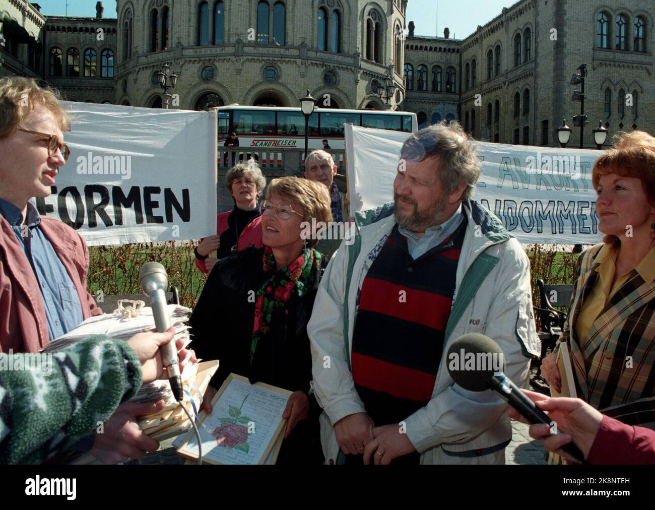 Oslo 15 April 1994. Storting representative Jon Lilletun, the KrF leader in the Storting's education committee, is awarded a large number of protests against school for 6-year-olds from Svein Helge Grødem. The Labor Party's Marit Nybakk (t.h.) and Høyres Siri Frost Sterri were also present at the presentation outside the Storting. Photo; Eirik Sandbugt / NTB / NTB Stock Photo