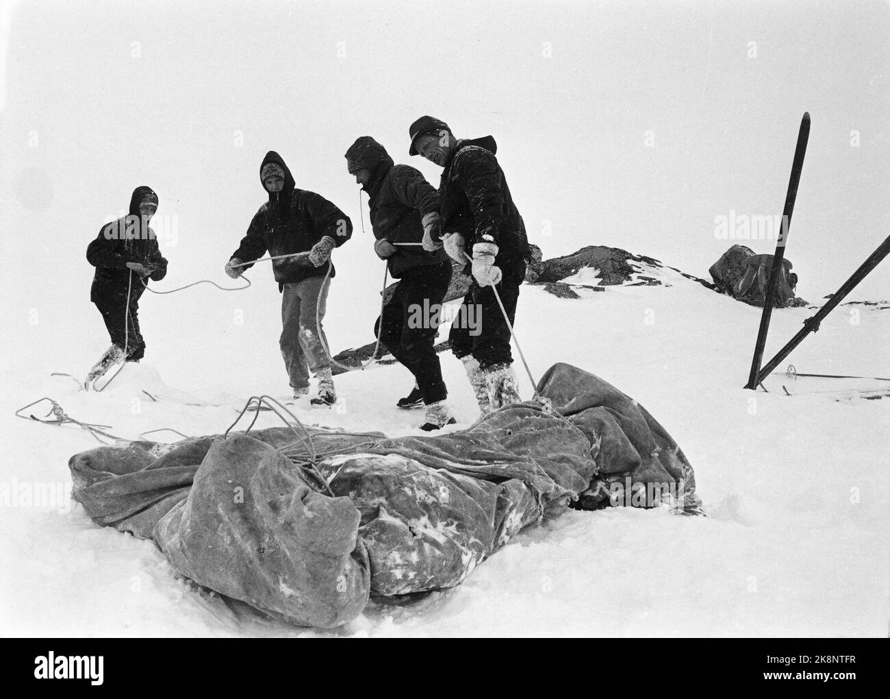 Jotunheimen March 1967: The Easter accident 1967, when 16 people perished in storms. The exploration crews had a heavy and difficult job of getting those killed down from the mountain. Photo: Henrik Laurvik / NTB Stock Photo