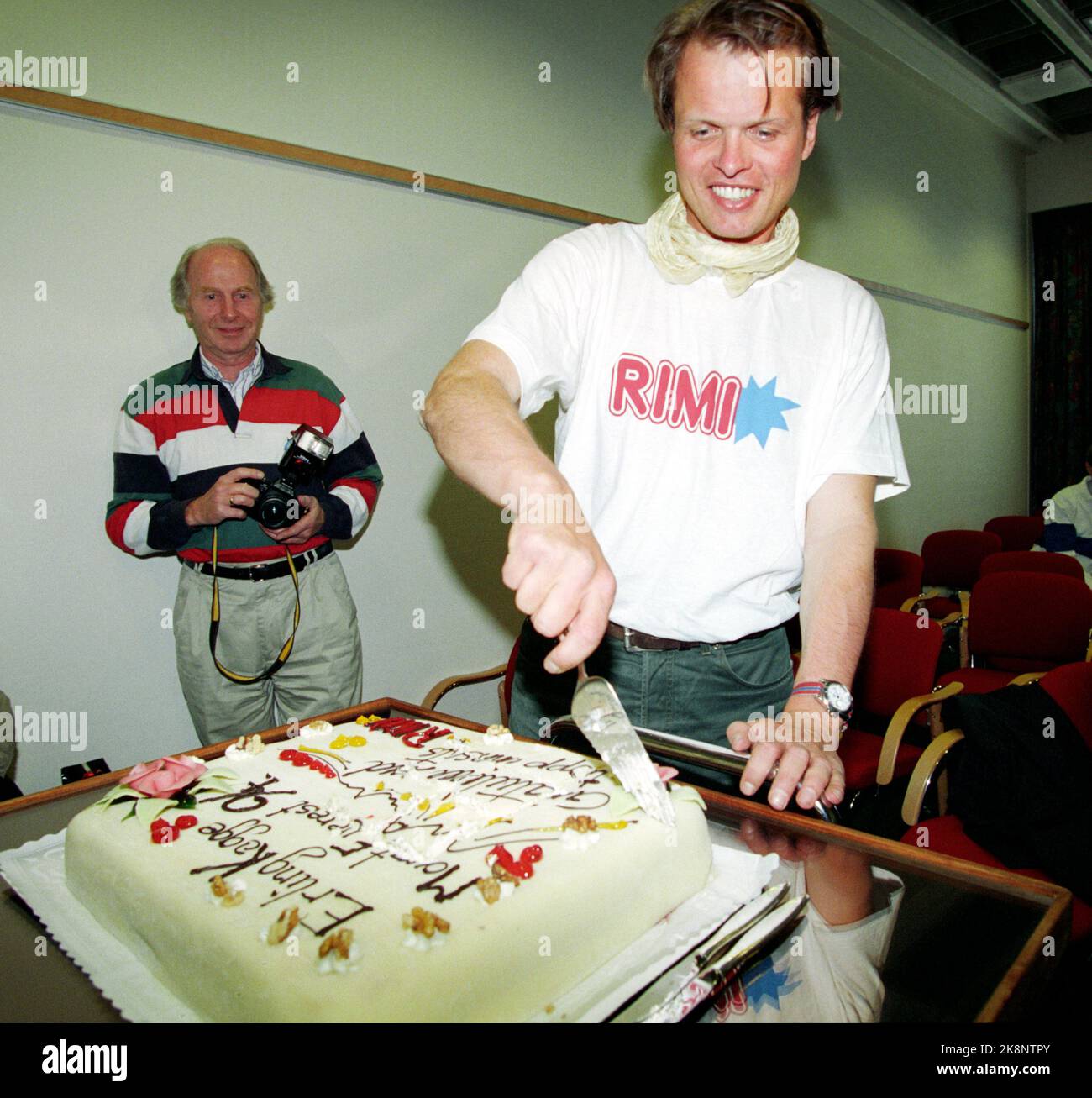 Forbenu 19940519. Polar Erling Kagge comes home after his expedition to the Himalayas, Mount Everest. Here he is welcomed home with cake. Photo: Morten Holm NTB / NTB Stock Photo