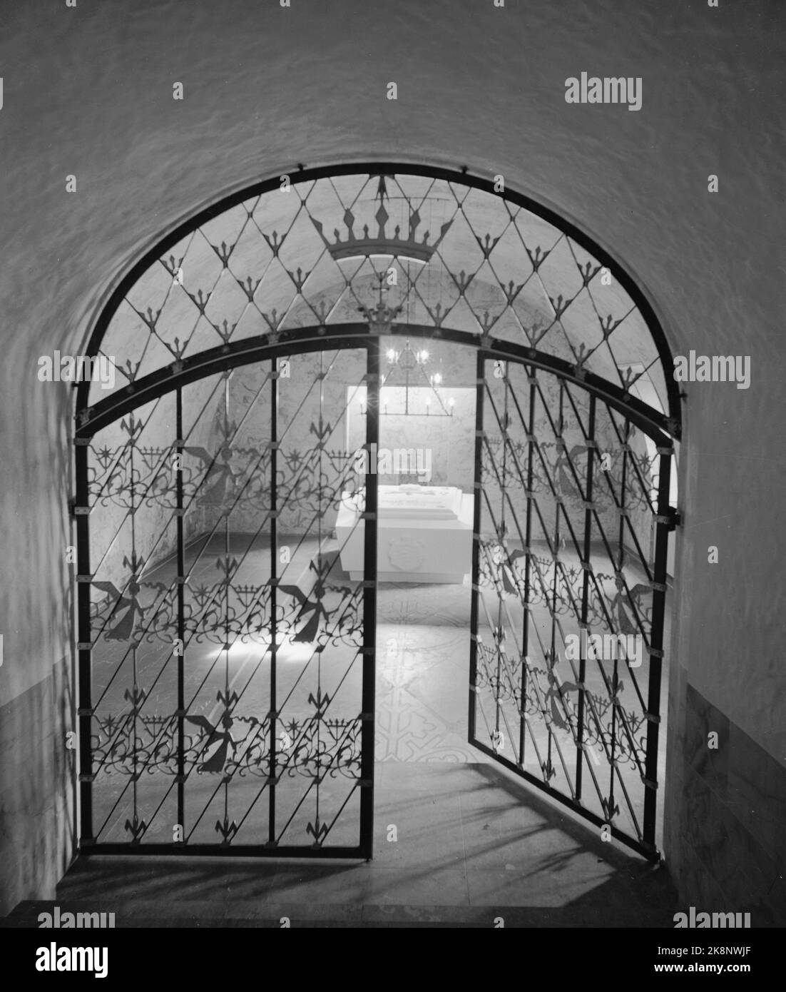 Oslo 195012. Architect Arnstein Arneberg has received the honorable assignments as an interior architect by the Security Council's meeting room in the UN. The Ministry of Foreign Affairs has allocated money for the work that is a gift from Norway. Here we see from Akershus castle the royal burial chapel, which is architect Arneberg Verk. The background is made of white marble. He is very fond of the wrought pellet to the burial chapel, but has cost him a lot of work. Photo: Current / NTB Stock Photo